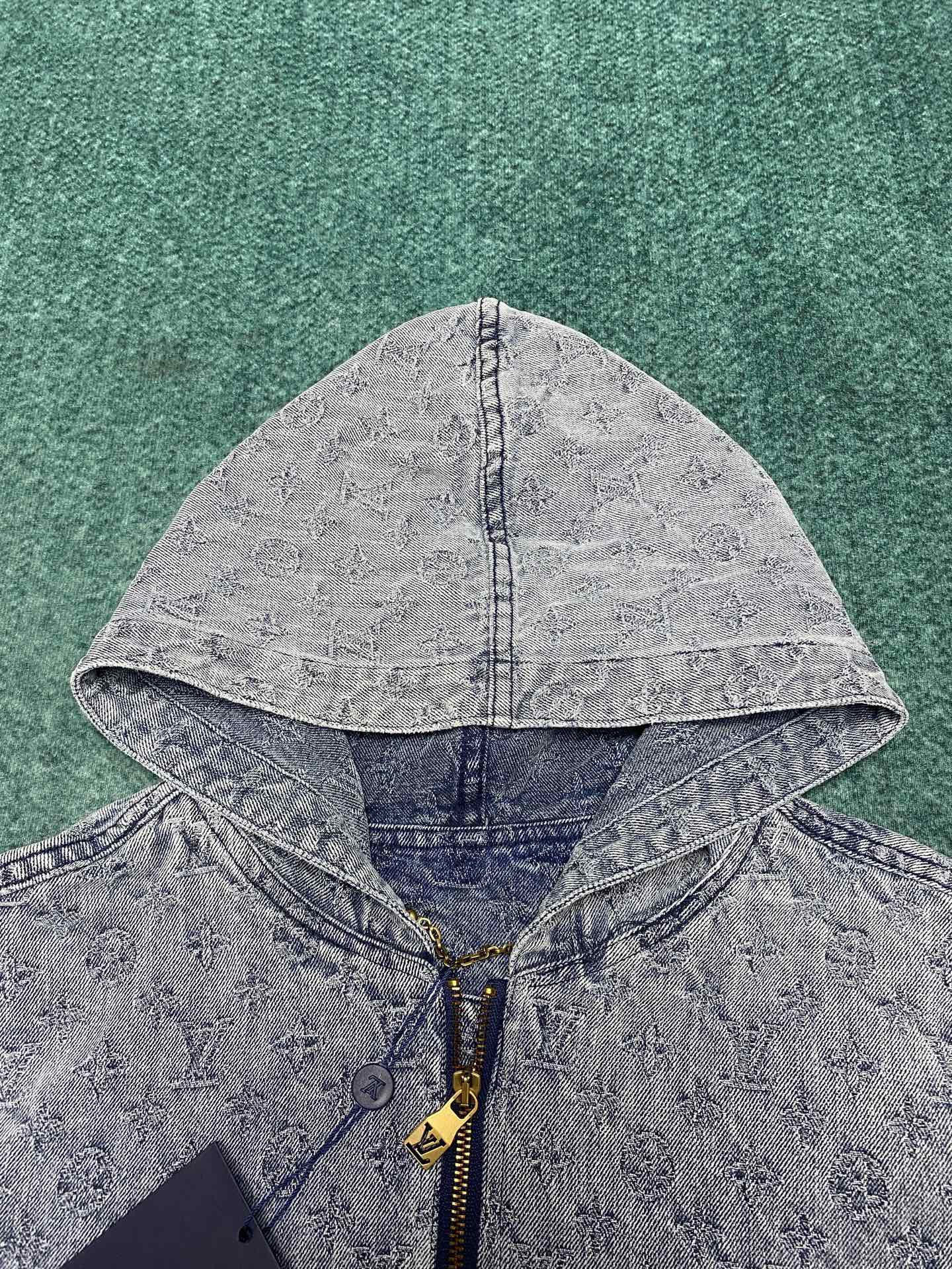 “Glamorous Cowboy Shirt Coat with Monogram Drawings in Various Sizes” - 图片 3