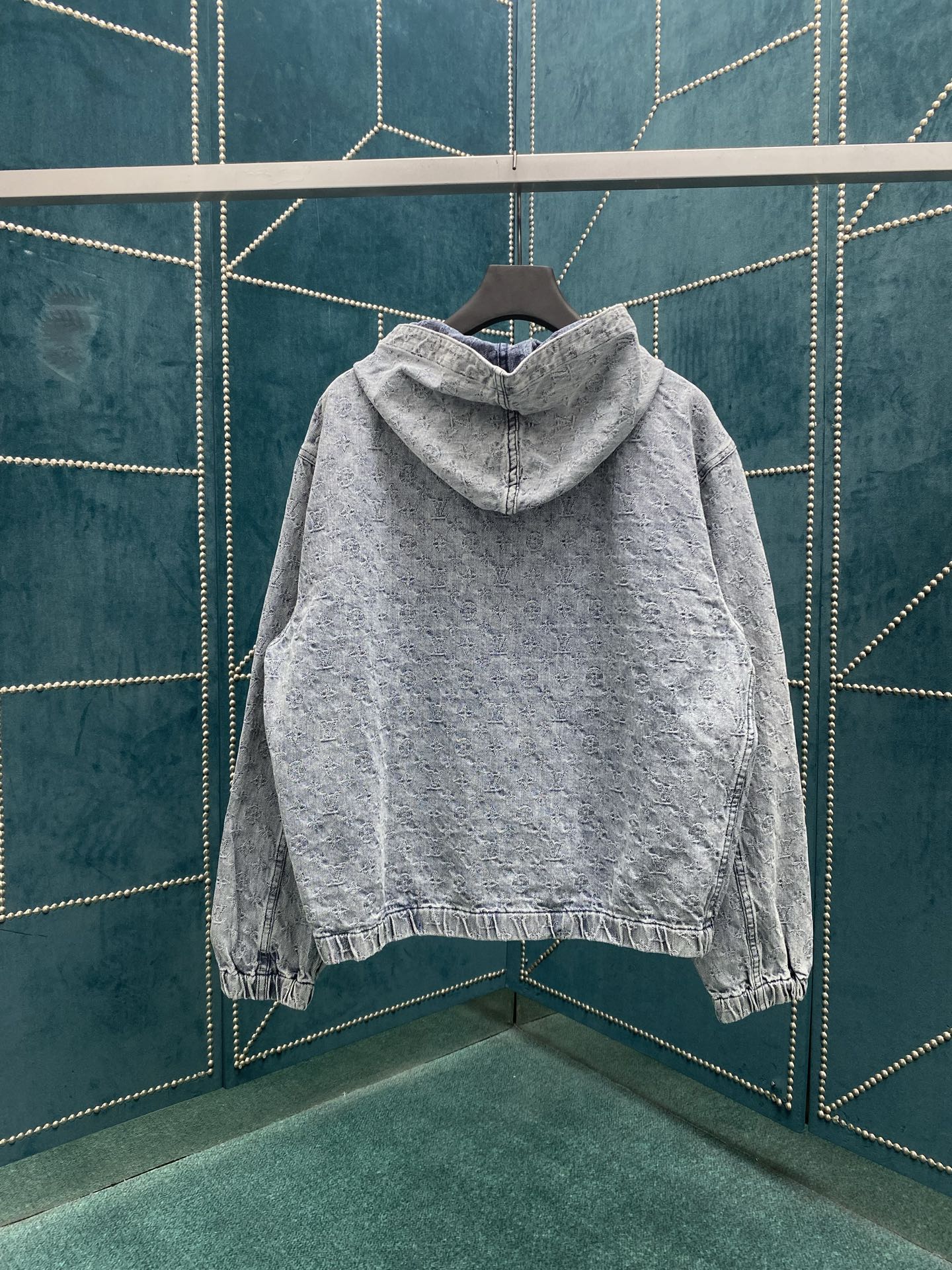 “Glamorous Cowboy Shirt Coat with Monogram Drawings in Various Sizes” - 图片 2