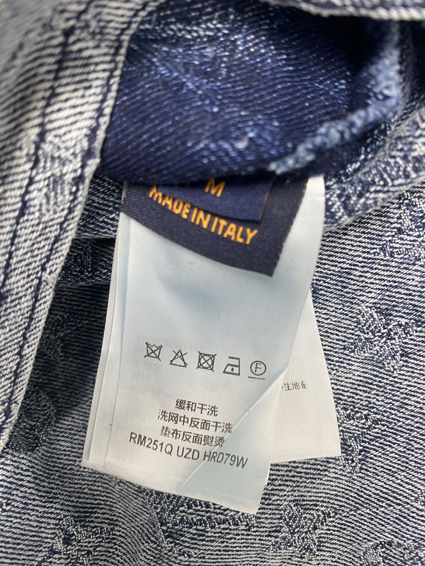 “Glamorous Cowboy Shirt Coat with Monogram Drawings in Various Sizes” - 图片 8