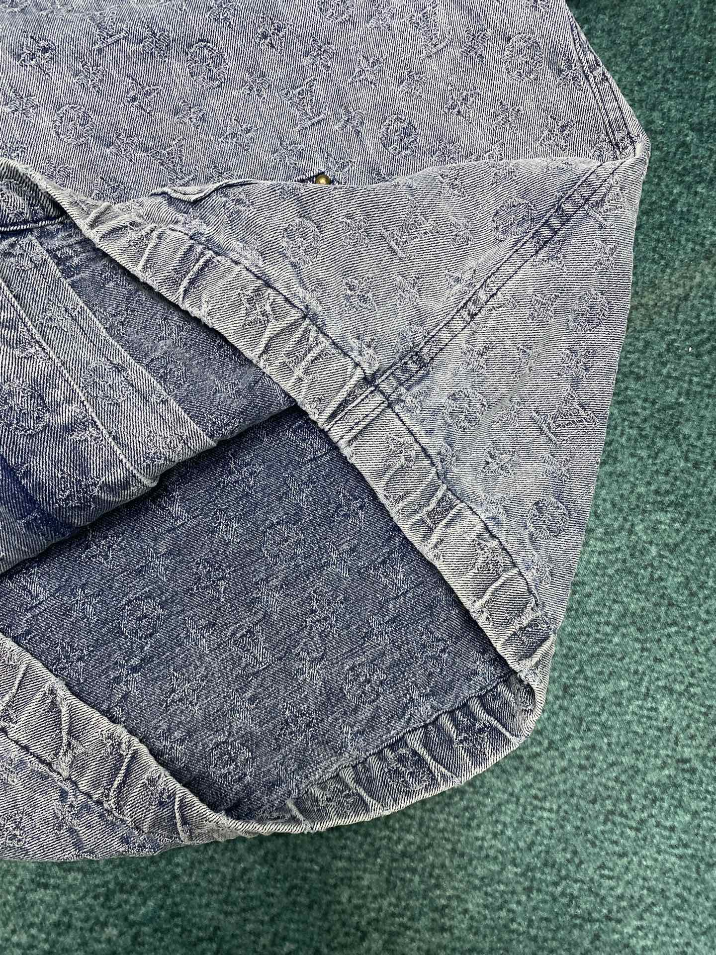 “Glamorous Cowboy Shirt Coat with Monogram Drawings in Various Sizes” - 图片 6