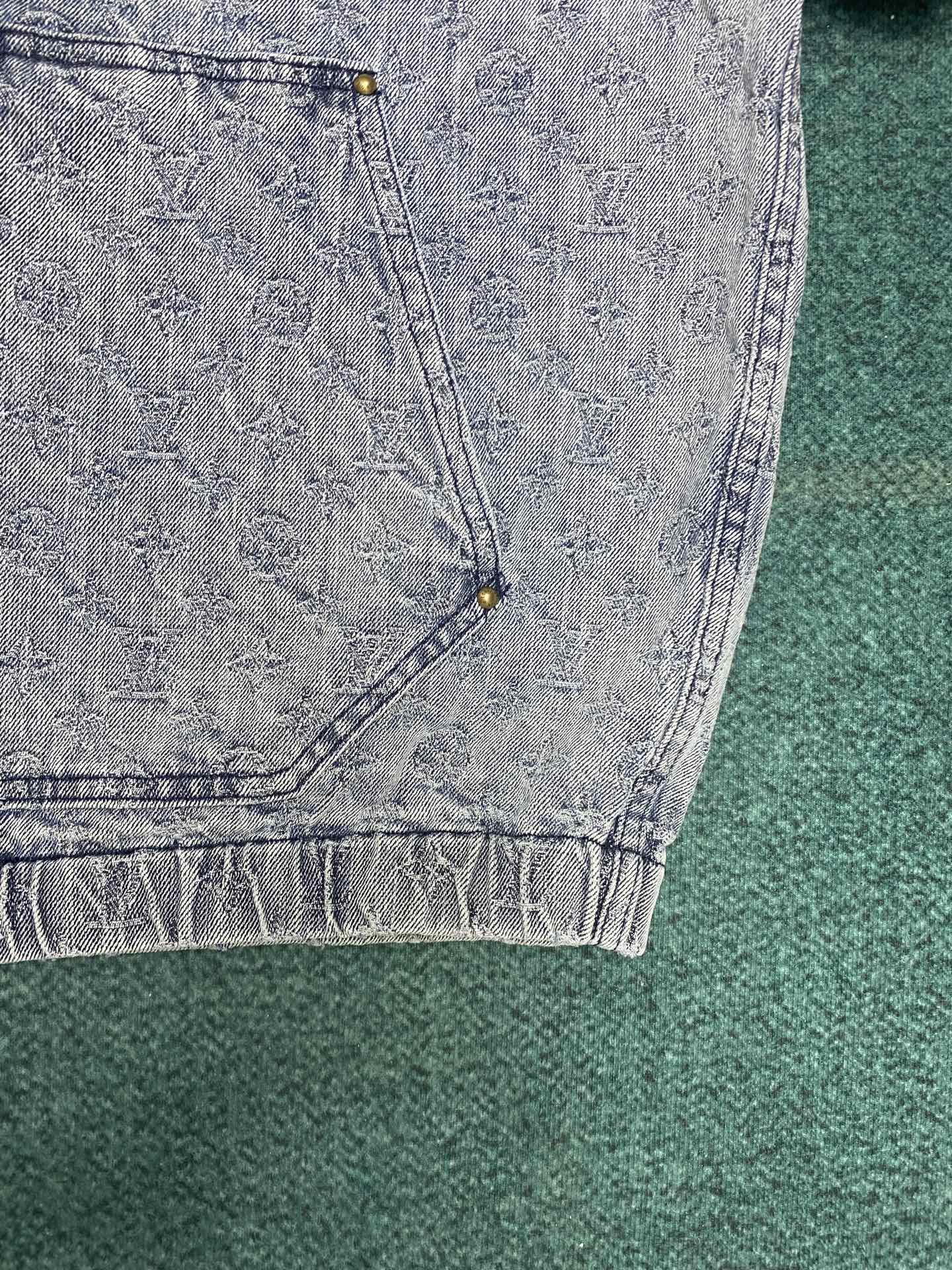 “Glamorous Cowboy Shirt Coat with Monogram Drawings in Various Sizes” - 图片 5