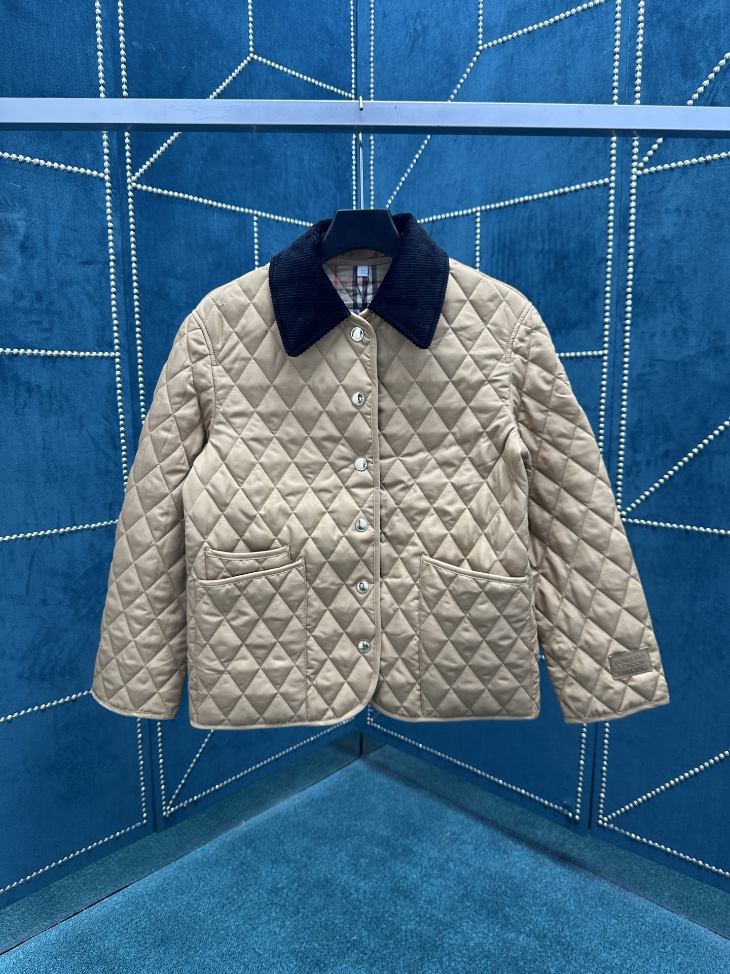 NO:506258,Burberry 25ss new color-blocked wick lapel plaid quilted long-sleeved cotton jacket, early spring outfit, high version, S.M.L.XL.,,burberry,alexander wang19860909巴宝莉25ss新款拼色灯芯翻领格纹绗缝长袖棉服 早春穿搭 高版本 码数S.M.L.XL.,,burberry,alexander wang,Men's clothing