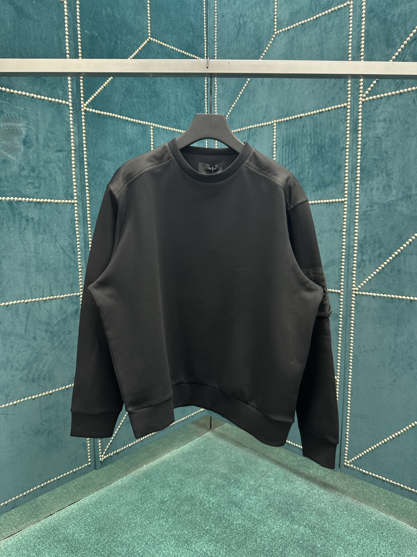 NO:506253,Prada 25ss new spring and summer men's clothing series Cotton fleece recycled nylon spliced ​​round neck long sleeve pullover sweatshirt men's black S.M.L.XL.,,prada,hoodie,sweatshirts,alexander wang19860909普拉达 25ss新款春夏男装系列 棉质抓绒再生尼龙拼接圆领长袖套头卫衣 男款 黑色 码数S.M.L.XL.,,prada,hoodie,sweatshirts,alexander wang,Men's clothing