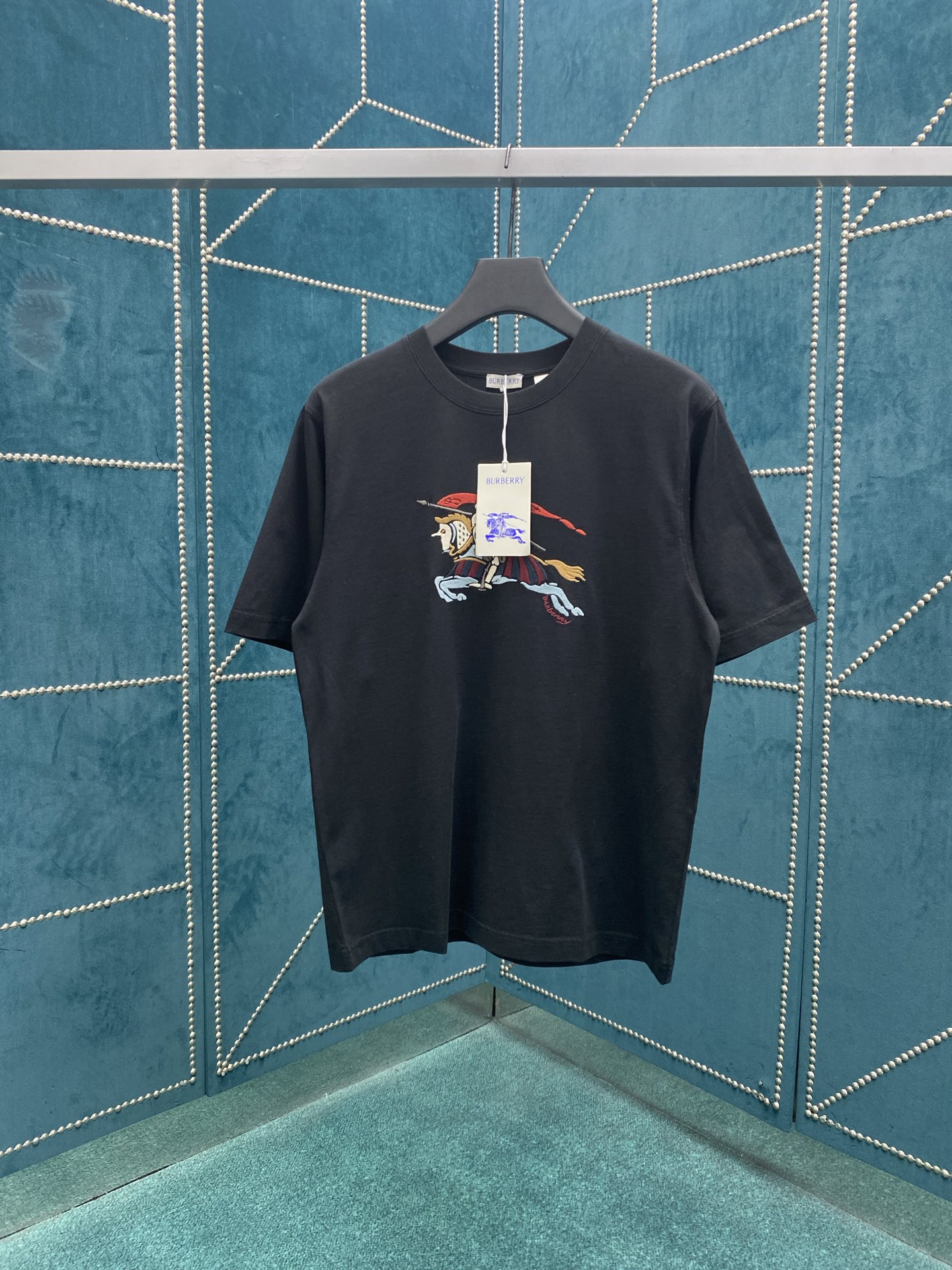 NO:506247,Burberry 25ss new T-shirt, made of flat cotton fabric, presents a casual style. It incorporates Burberry Equestrian Knight logo (EKD) embroidery, interprets in colorful colors. S.M.L.XL., burberry, burberry, alexander wang19860909巴宝莉 25ss新款T 恤衫,选用平织棉面料打造,呈现休闲版型.融入 Burberry 马术骑士徽标（EKD）刺绣,以缤纷色彩演绎. 码数S.M.L.XL.,,burberry,burberry,alexander wang,Men's clothing