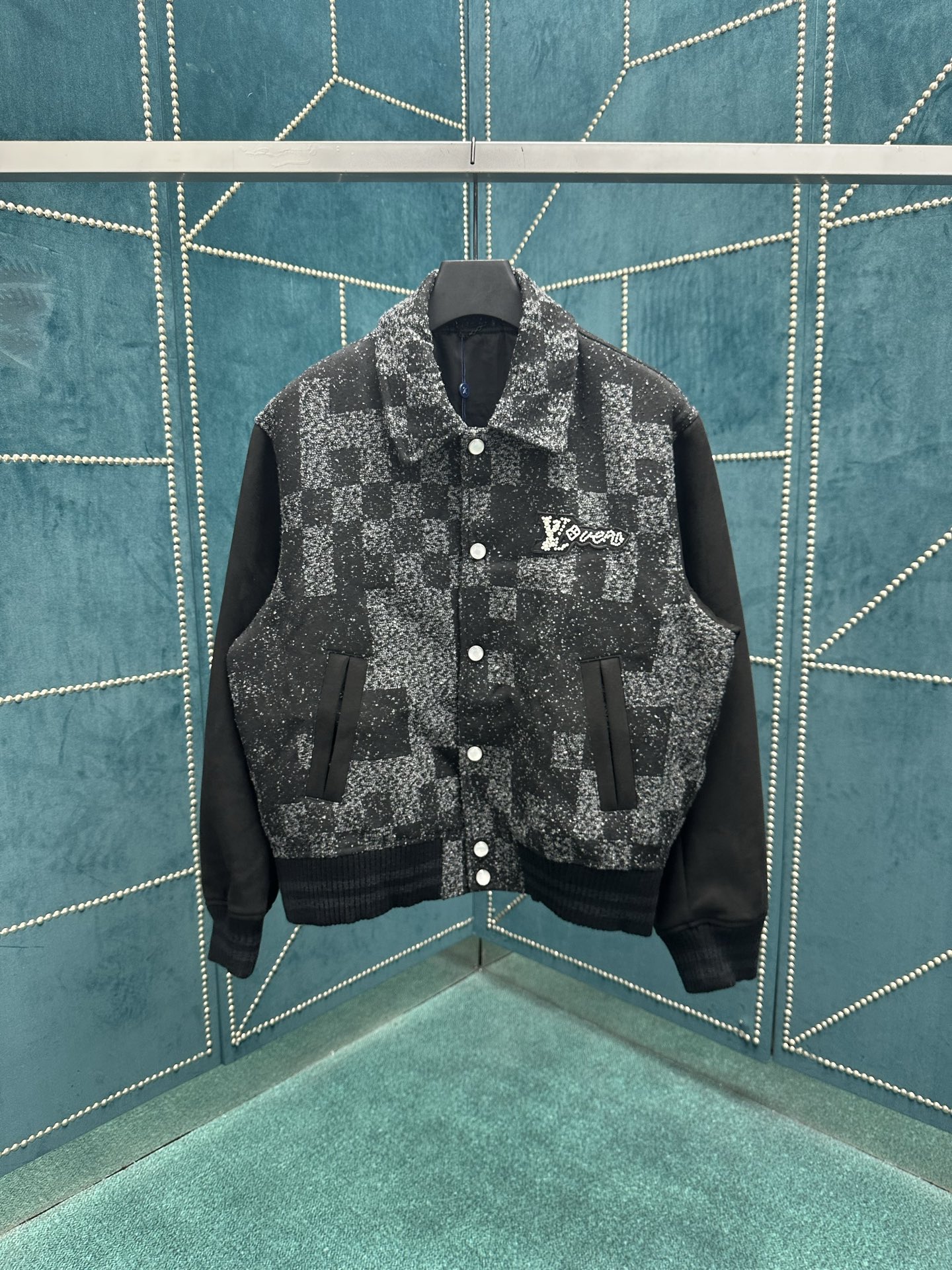 NO:512957,The new baseball 25ss jacket is cleverly woven into the 2025 spring and summer fashion show Damoflage pattern, which uses elegant tailoring to create a prominent style. Rhinestone and resin beads illuminate the logo patch, which complement each other with bright pearlescent buttons. The suede leather sleeves and pockets add a soft touch. Number 46.48.50.52.,,louis vuitton,louis vuitton,jackets & coats,alexander wang19860909驴家 25ss新款款棒球束腰夹克为珠皮呢衣身巧妙织入 2025 春夏时装秀的 Damoflage 图案,以优雅剪裁塑造瞩目风范.莱茵石和树脂珠饰点亮标识贴饰,与莹亮珠光纽扣相互映衬.正绒面皮革衣袖和口袋再添柔软触感. 码数46.48.50.52.,,louis vuitton,louis vuitton,jackets & coats,alexander wang,Men's clothing