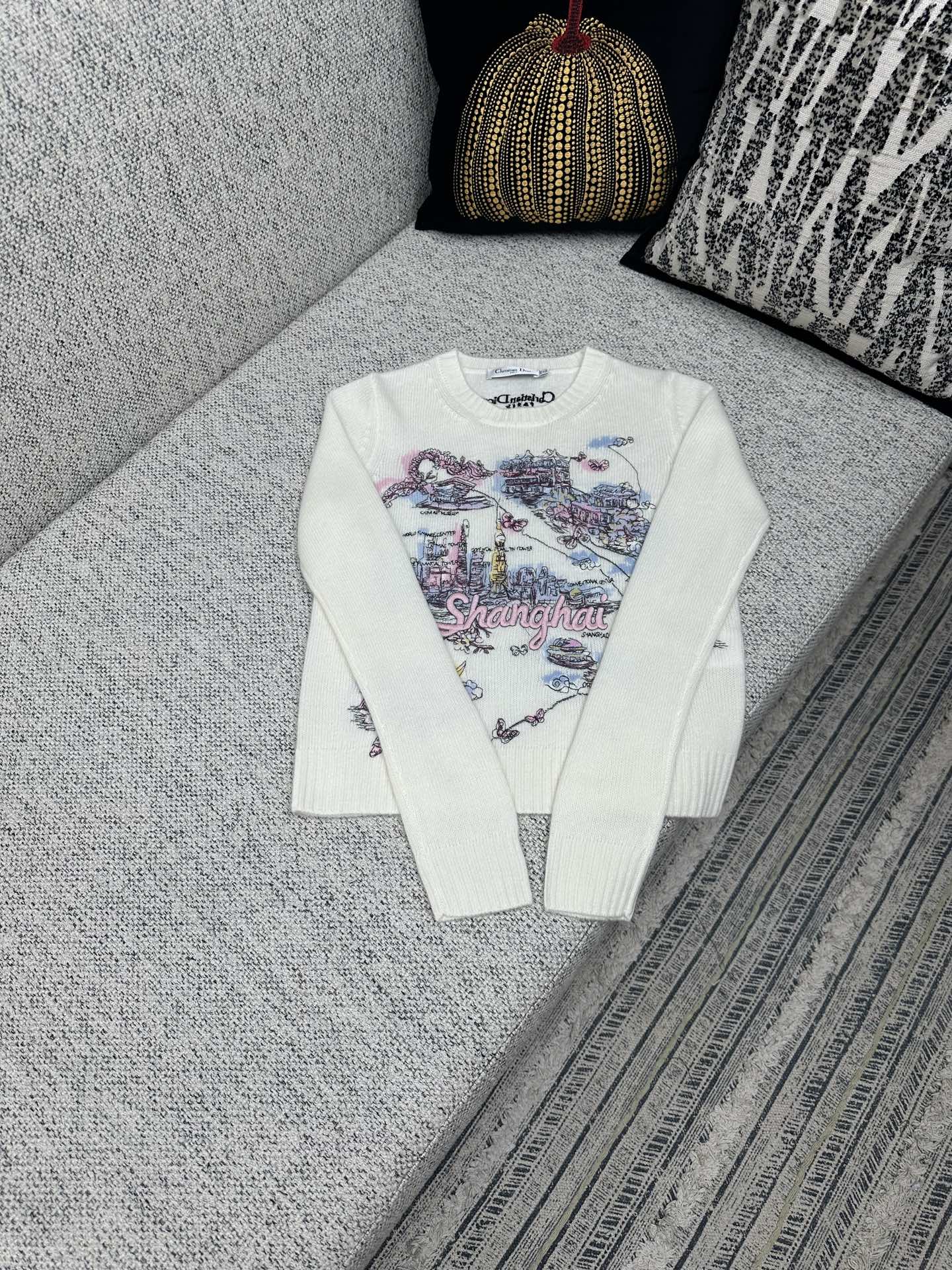 NO:519224,Dior 25ss new sweater comes from the Dior Souvenir limited series, embroidered with multi-color Dior Souvenir pattern embroidery, using colorful colors to highlight the local distinctive features, vividly depicting this highly valued destination by Dior. It is carefully crafted with white cashmere fabric, with regular styles and ribbed trim. It can enhance the style of various styles of the four seasons, or it can be matched with other items from the Dior Souvenir limited series. S.M.L.,,dior,dior,alexander wang19860909迪奥 25ss新款针织衫来自 Dior Souvenir 限定系列,饰以多色 Dior Souvenir 图案刺绣,运用缤纷色彩突显当地的鲜明特色,生动描绘这处备受 Dior 珍视的目的地.采用白色山羊绒织物精心制作,常规版型搭配罗纹饰边.可为四季各式造型提升格调,也可与 Dior Souvenir 限定系列的其他单品搭配. 码数S.M.L.,,dior,dior,alexander wang,Men's clothing