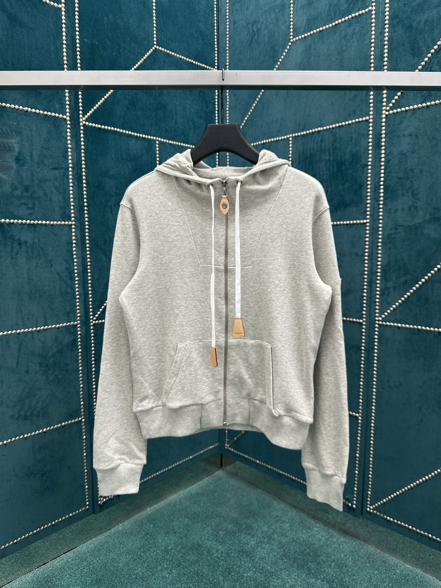 NO:512965,Donkey 25ss new zipper hoodie is made of soft cotton blend knitted to create a neat silhouette, which releases a relaxed style with an exaggerated ribbed hem. The left sleeve is implicitly integrated with LV Circle leather patches, leather end drawstrings and pockets to perfect the overall size. S.M.L.XL.,,louis vuitton,louis vuitton,louis vuitton,hats,alexander wang19860909驴家25ss新款拉链连帽衫选用柔软棉质混纺针织塑造利落廓形,以夸张罗纹下摆释放闲适格调.左袖含蓄融入 LV Circle 皮革贴饰,皮革端头抽绳和口袋完善整体. 码数S.M.L.XL.,,louis vuitton,louis vuitton,louis vuitton,hats,alexander wang,Men's clothing