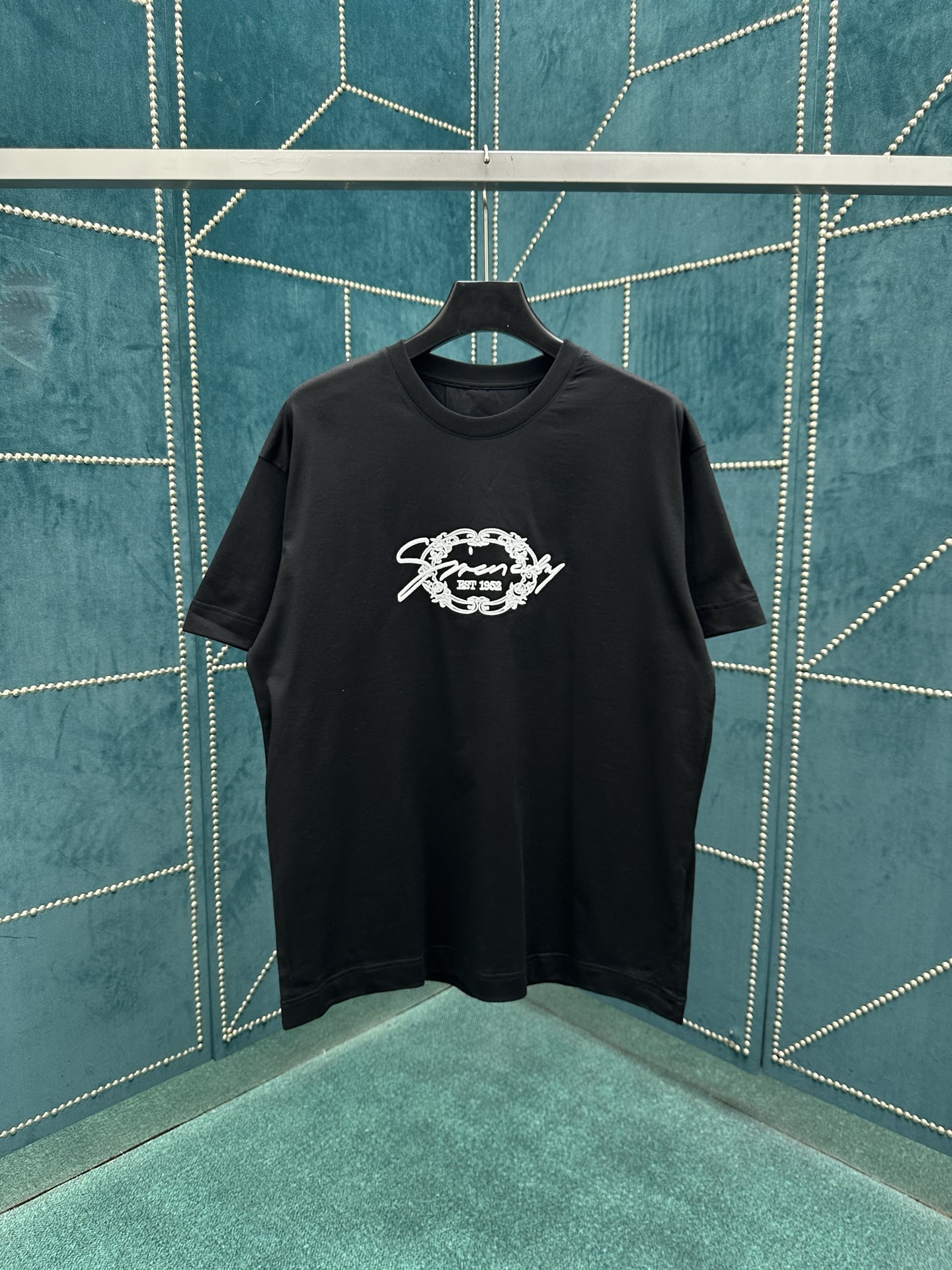 NO:512947,Givenchy 25ss new brand logo badge round neck straight short-sleeved T-shirt men's black high-version S.M.L.XL., givennchy, T-shirt,tees, t-shirt,alexander wang19860909纪梵希 25ss新款品牌Logo徽章圆领直筒短袖T恤 男款 黑色高版本 码数S.M.L.XL.,,givenchy,T-shirt,tees，t-shirt,alexander wang,Men's clothing