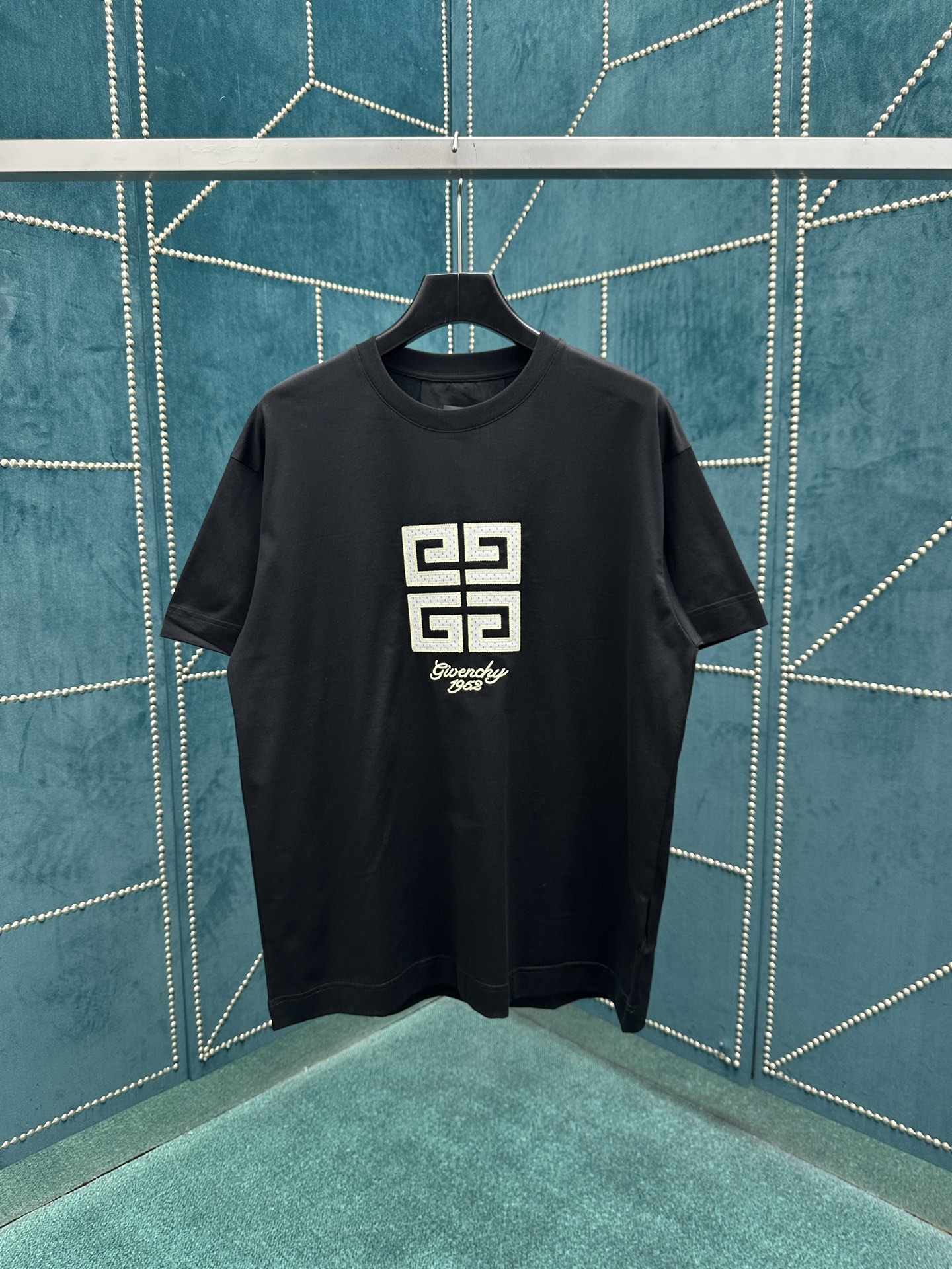 NO:512953,Givenchy 25ss new letter Logo embroidered round neck pullover short-sleeved T-shirt for men, black high-version S.M.L.XL., givennchy, T-shirt,tees, t-shirt,alexander wang19860909纪梵希25ss新款字母Logo刺绣圆领套头短袖T恤 男款 黑色高版本 码数S.M.L.XL.,,givenchy,T-shirt,tees，t-shirt,alexander wang,Men's clothing