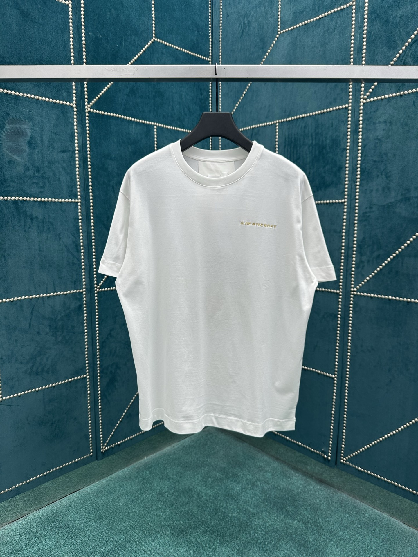 NO:512945,Givenchy 25ss new logo letter round neck short-sleeved T-shirt, embroidered men's style white high version S.M.L.XL., givennchy, T-shirt,tees, t-shirt,alexander wang19860909纪梵希 25ss新款Logo字母圆领短袖T恤,背后刺绣男款 白色 高版本 码数S.M.L.XL.,,givenchy,T-shirt,tees，t-shirt,alexander wang,Men's clothing