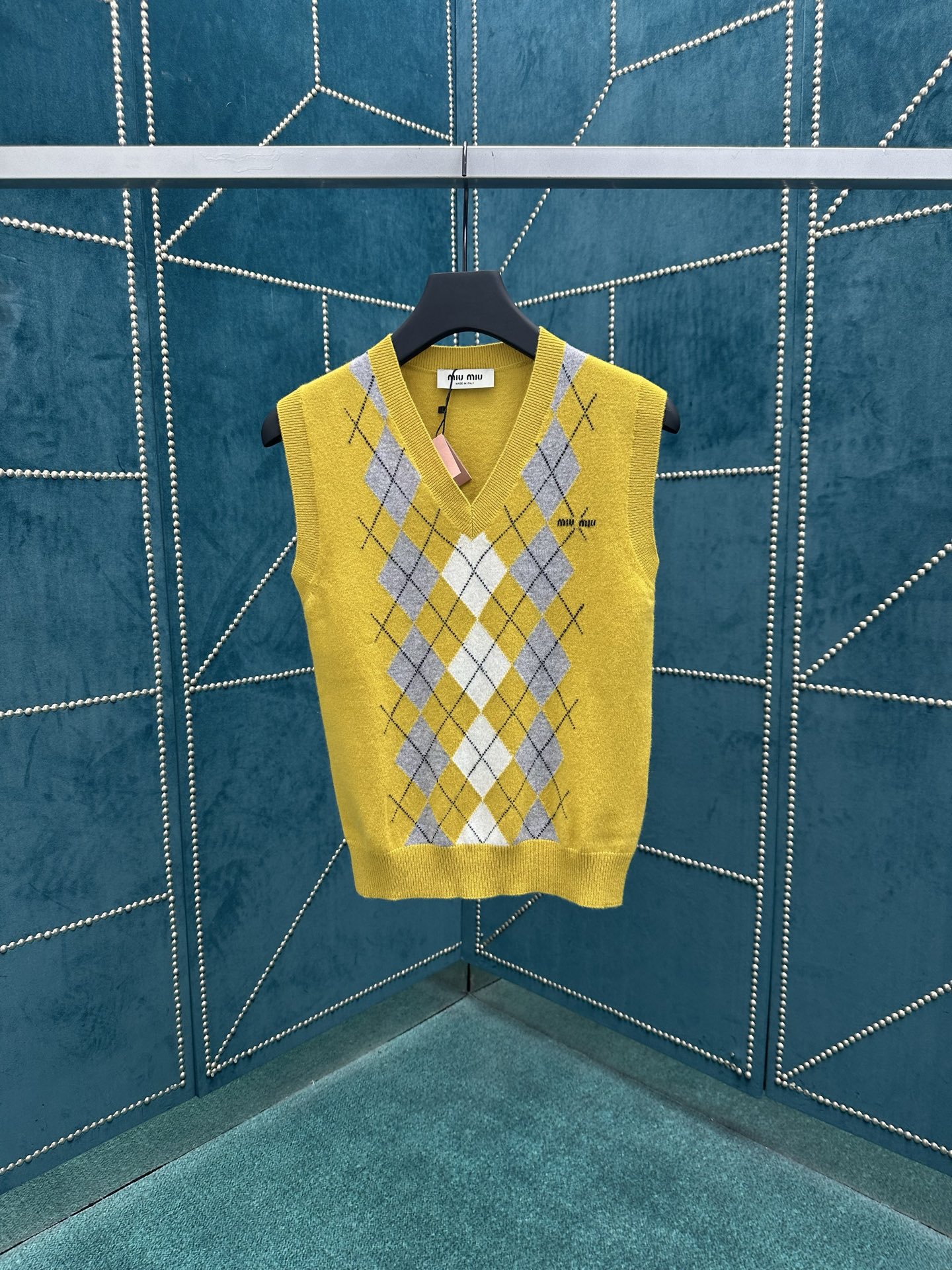 NO:511067,MIUMIU 25ss new diamond pattern adds playful elegance to the exquisite craftsmanship of this soft cashmere vest, reinterpreting the classic styles according to the exquisite modern perspective of Miu Miu. S.M.L.,,miumiu,alexander wang19860909MIUMIU 25ss新款菱形图案为这款柔软羊绒背心的精湛工艺增添俏皮的优雅,按照Miu Miu的精致现代视角重新诠释经典款式. 码数S.M.L.,,miumiu,alexander wang,Men's clothing