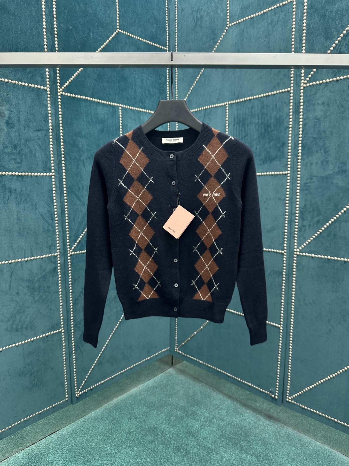 NO:511059,MIUMIU25ss' new diamond pattern adds playful elegance to the exquisite craftsmanship of this soft cashmere button cardigan, reinterpreting the classic styles according to the exquisite modern perspective of Miu Miu. S.M.L.,,miumiu,alexander wang19860909MIUMIU25ss新款菱形图案为这款柔软羊绒纽扣开衫的精湛工艺增添了俏皮的优雅,按照Miu Miu的精致现代视角重新诠释经典款式. 码数S.M.L.,,miumiu,alexander wang,Men's clothing