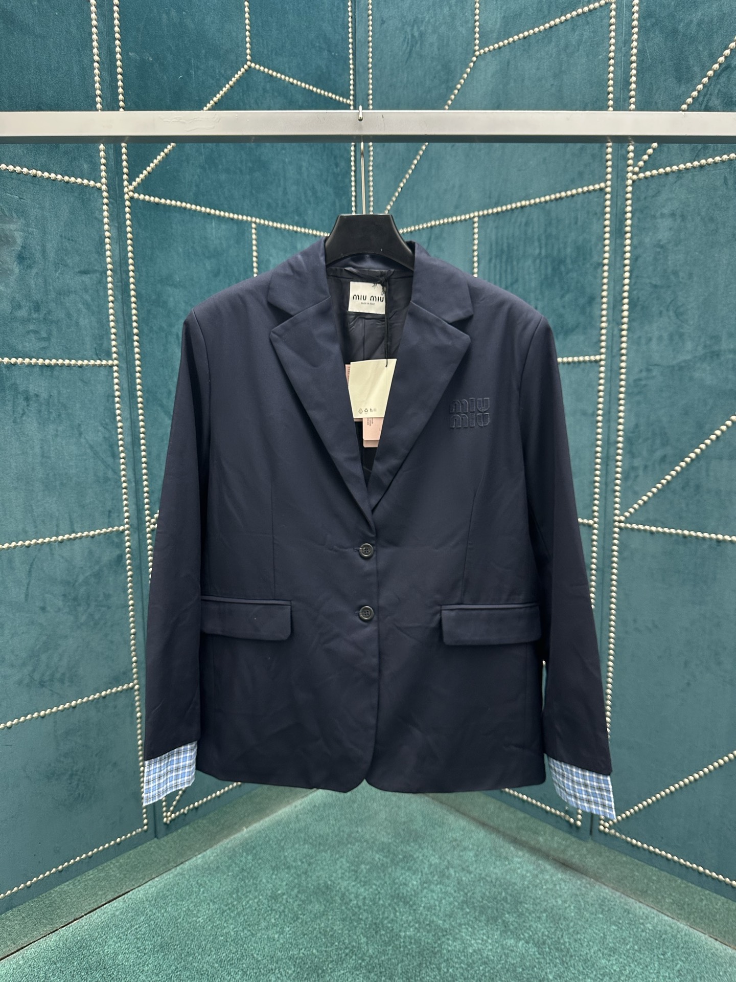 NO:512100,MIUMIU25ss' new Gadarin jacket reinterprets Miu Miu's classic and versatile style, demonstrating the bold exploration of men's clothing, creating rich sense of layering and sharp contrast, and is an ideal choice for fashionable styles. Count 40.42.44.46.,,miumiu, jackets & coats,alexander wang19860909MIUMIU25ss新款华达呢夹克重新演绎Miu Miu经典百搭款式,彰显对男装的大胆探索,打造丰富的层次感与鲜明的对比效果,是时尚造型的理想之选. 码数40.42.44.46.,,miumiu,jackets & coats,alexander wang,Men's clothing