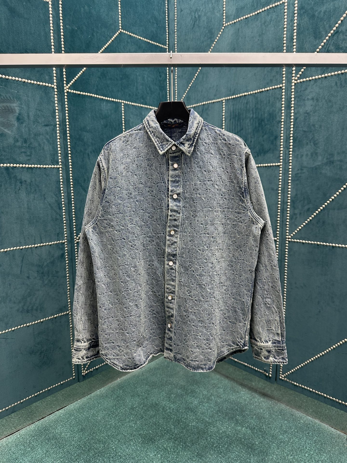 NO:512098,The new fashion show denim shirts from the fashion show are glittering and charming, making the daytime look more outstanding. The shirt jacket is sewn with denim, full of Monogram jacquard patterns, high-version, same style for men and women. S.M.L.XL.,,louis vuitton,louis vuitton,jackets & coats,shirts,alexander wang19860909驴家 新款时装秀的牛仔衬衫闪烁迷人,令日间造型更见出众. 衬衫外套采用牛仔布缝制,满印Monogram提花图案, 高版本 男女同款 码数S.M.L.XL.,,louis vuitton,louis vuitton,jackets & coats,shirts,alexander wang,Men's clothing