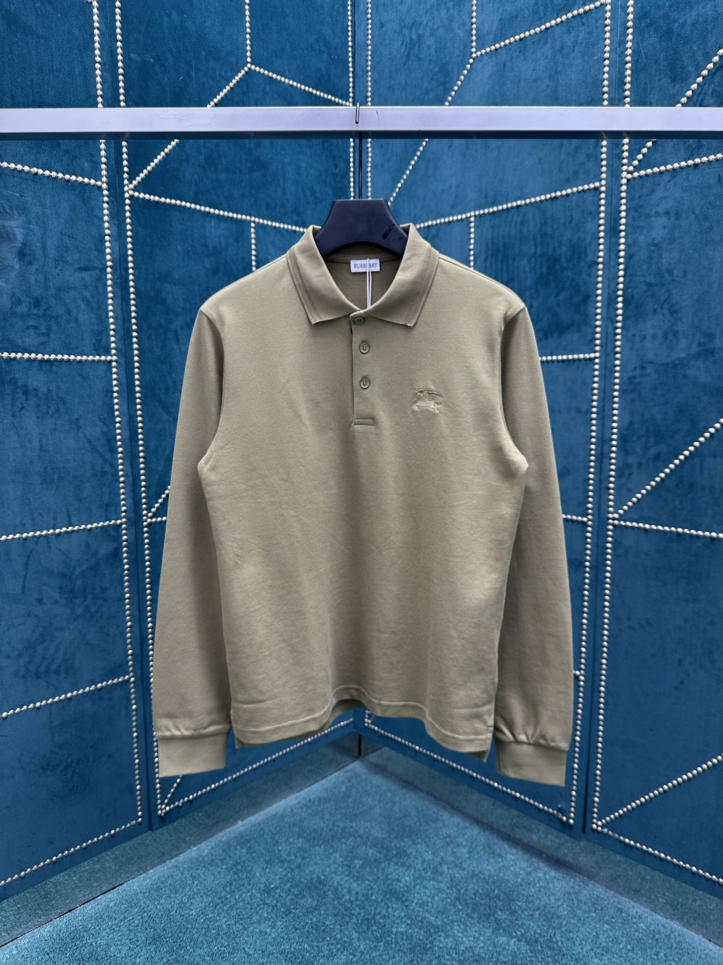 NO:512088,Burberry 25ss new long-sleeved Polo shirt, made of light cotton beaded mesh cloth, embroidered with the same color Equestrian Knight logo (EKD) embroidery. The plaid is matched with Burberry check lining, which is interpreted in the iconic beige, giving a slim fit. S.M.L.XL.XXL.,,burberry,burberry,alexander wang19860909巴宝莉 25ss新款长袖 Polo 衫,选用轻盈棉质珠地网眼布打造,点缀同色系马术骑士徽标（EKD）刺绣.开襟处搭配 Burberry 格纹内衬,以标志性典藏米色演绎,呈现修身版型. 码数S.M.L.XL.XXL.,,burberry,burberry,alexander wang,Men's clothing
