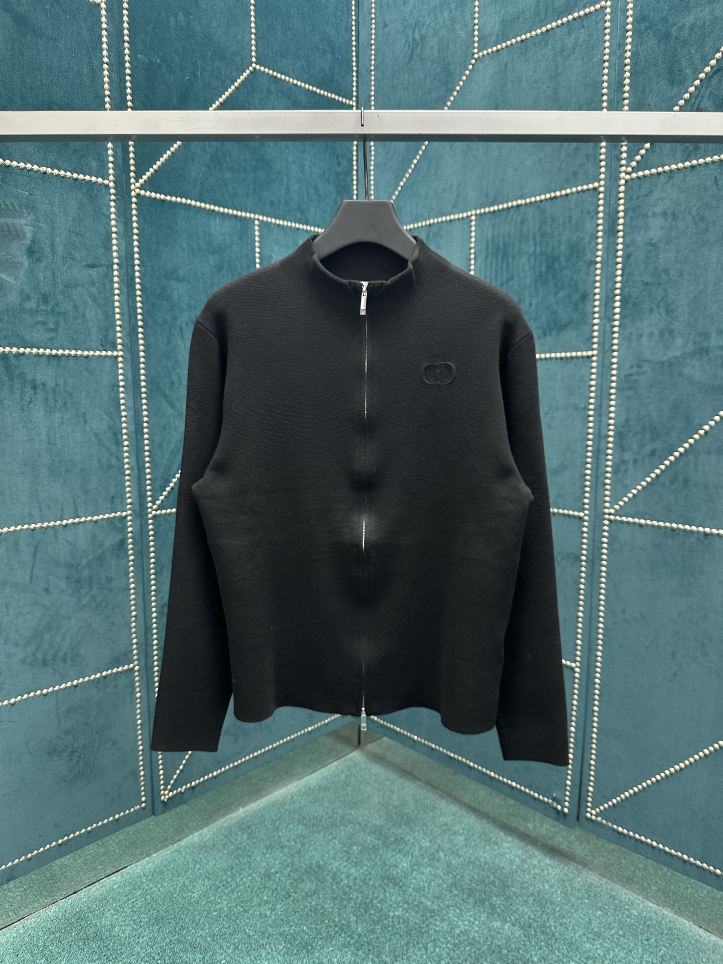 NO:512084,The new Dior 25ss CD Icon sweater is a new interpretation of the knitted item, which is a model that demonstrates Dior's exquisite craftsmanship. It is carefully crafted from black wool knitted fabric, with CD Icon gravure embroidery on the chest, paired with zipper opening and closing, unique. It is warm and practical, and can be worn with a T-shirt. S.M.L.XL.,,dior,dior,alexander wang19860909迪奥25ss新款 CD Icon 针织衫全新演绎针织单品,是彰显 Dior 精湛工艺的典范之作.采用黑色绵羊毛针织面料精心制作,胸前饰以 CD Icon 凹印刺绣,搭配拉链开合,别具一格.保暖实用,可与 T 恤叠搭穿着. 码数S.M.L.XL.,,dior,dior,alexander wang,Men's clothing