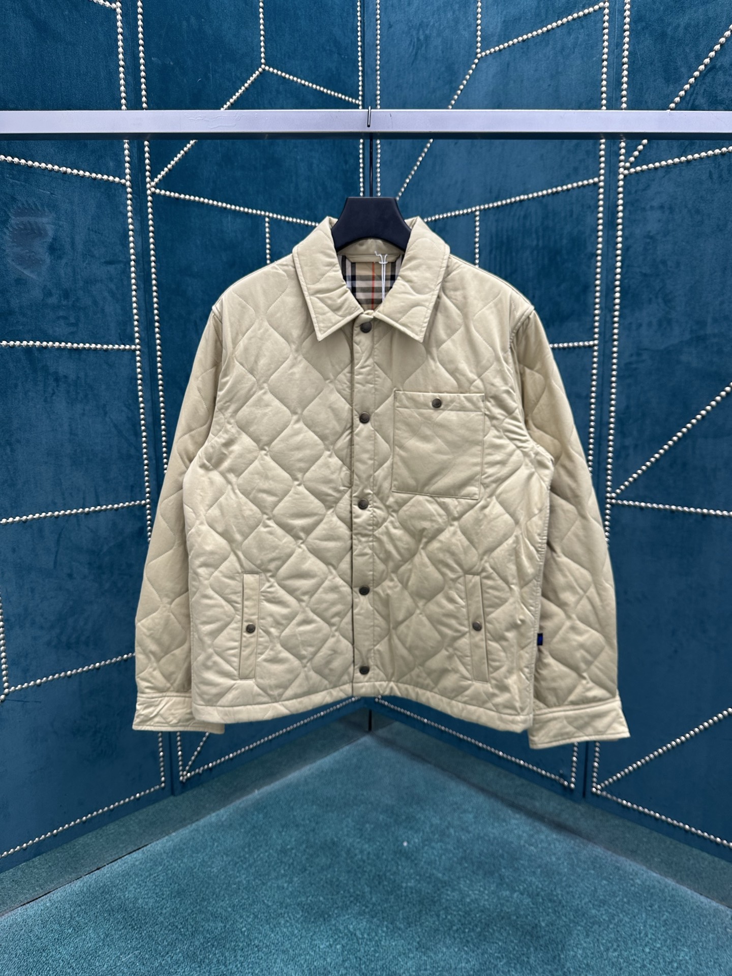 NO:514464,Burberry 25ss new quilted jacket shirt, made of protective cotton Gabaden fabric, is refined in Burberry workshop. It presents a regular style and embossed snaps for the brand logo. It is matched with Burberry check lining, and is interpreted in the iconic sand beige color. S.M.L.XL.XXL.,,burberry,burberry,jackets & coats,shirts,alexander wang19860909巴宝莉 25ss新款绗缝外套式衬衫,选用防护性棉质嘎巴甸面料打造,于 Burberry 工坊精制而成.呈现常规版型,装饰品牌徽标压花按扣.搭配 Burberry 格纹内衬,以标志性沙米色演绎. 码数S.M.L.XL.XXL.,,burberry,burberry,jackets & coats,shirts,alexander wang,Men's clothing
