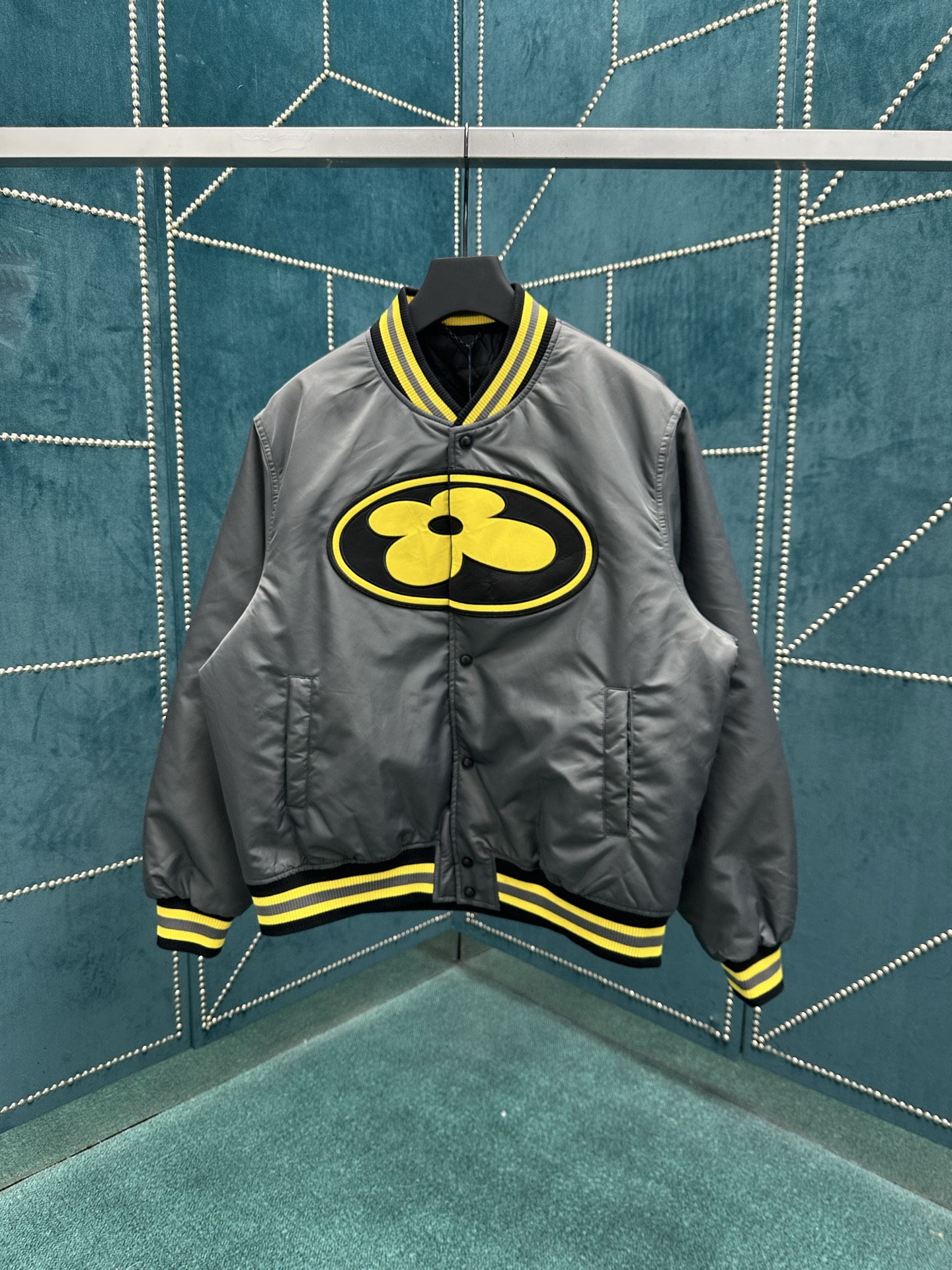 NO:514458,Donkey 25ss new silk satin baseball tunic jacket comes from the 2025 autumn and winter show, and will focus on LV floral patches and handwritten Vuitton logos, front and back, echoing the ribs of the collar, cuffs and hem. The light quilted lining and hidden pockets improve functional considerations. S.M.L.XL.,,louis vuitton,louis vuitton,louis vuitton,jackets & coats,alexander wang19860909驴家 25ss新款丝缎棒球束腰夹克出自 2025 秋冬秀场,将瞩目 LV 花卉贴饰和手写体 Vuitton 标识分饰前后,与衣领、袖口和下摆的罗纹形成色彩呼应.轻薄绗缝内衬和隐藏式口袋完善功能考量. 码数S.M.L.XL.,,louis vuitton,louis vuitton,louis vuitton,jackets & coats,alexander wang,Men's clothing