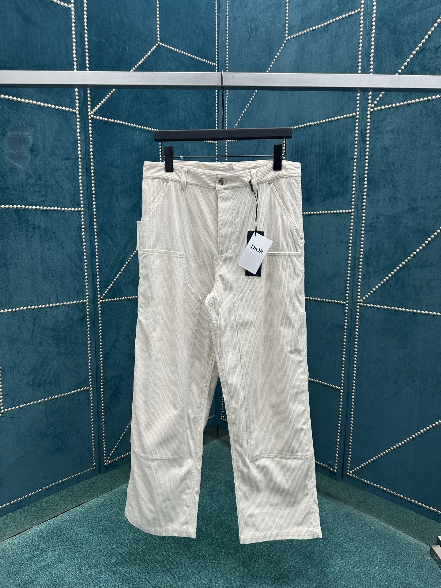 NO:517145,Dior 25ss new workwear jeans are a new product in the 2025 winter men's clothing series. They are decorated with the Dior Love logo inspired by the Dior archives, paying tribute to Dior's inheritance. They are carefully crafted from off-white cotton corduroy fabric, with five-pocket tailoring and Dior Love leather signs on the back, reinterpreting the workwear style with casual style. They can be matched with matching jackets and shirts to create exquisite shapes. Size 46.48.50.52.,dior,dior,jeans,jackets & coats,shirts,alexander wang19860909迪奥 25ss新款工装牛仔裤是二零二五冬季男装系列新品,饰以灵感源自 Dior 档案的迪奥之爱标志,向 Dior 承传致敬.采用米白色棉质灯芯绒面料精心制作,五口袋剪裁搭配后侧迪奥之爱皮革标牌,以休闲版型重新诠释工装风格.可与配套的外套衬衫搭配,打造精致造型. 码数46.48.50.52.,,dior,dior,jeans,jackets & coats,shirts,alexander wang,Men's clothing