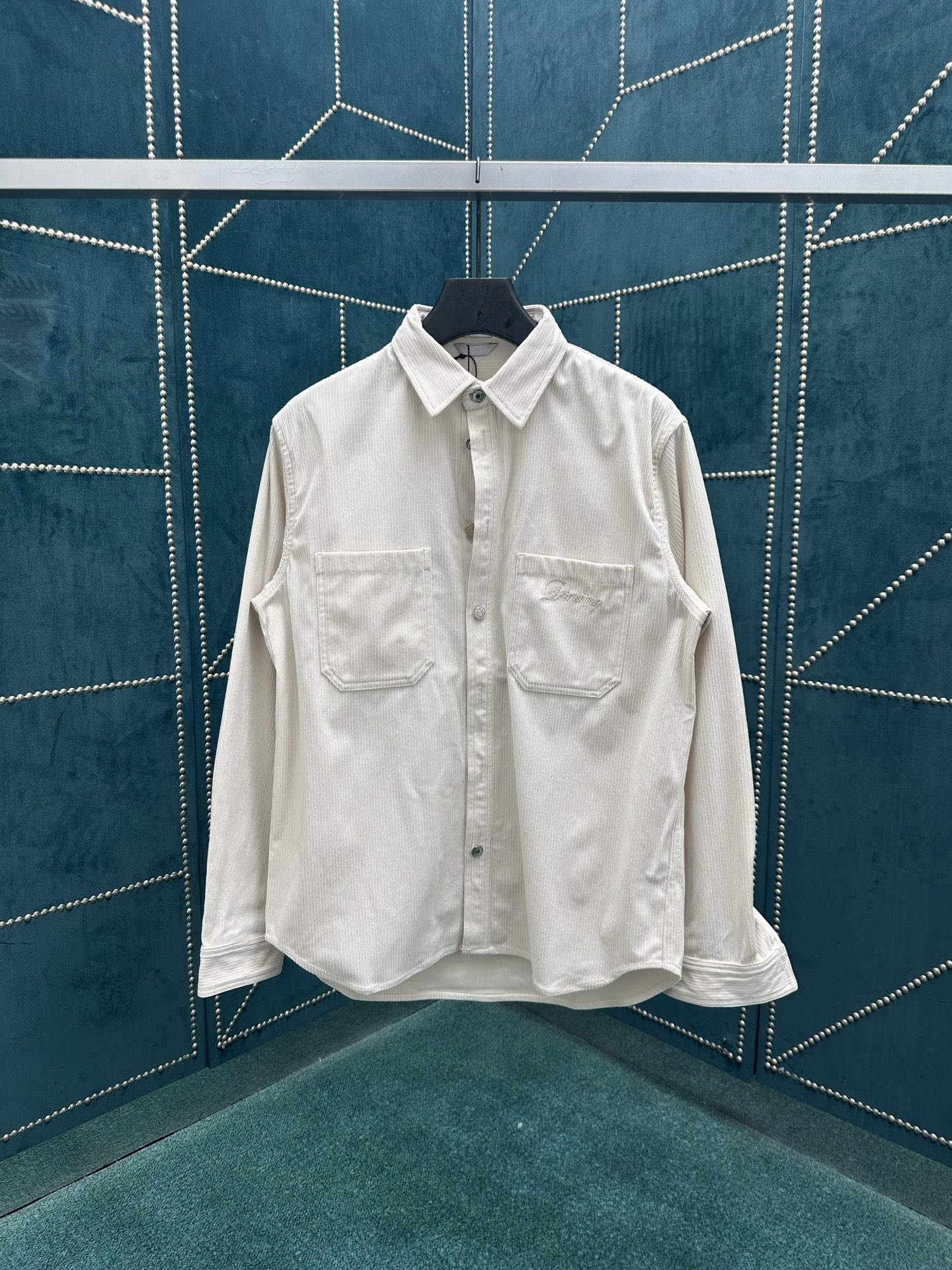 NO:517151,Dior 25ss new jacket shirt is a new product in the 2025 winter men's clothing series. It is decorated with the Dior Love logo inspired by Dior archives, paying tribute to Dior's inheritance. It is carefully crafted from white cotton corduroy, paired with two chest patch pockets and metal snap buckles. It can be matched with jeans from the same series to create a delicate look. Size 38.39.40.41.,,dior,dior,jeans,jackets & coats,shirts,alexander wang19860909迪奥25ss新款外套衬衫是二零二五冬季男装系列新品,饰以灵感源自 Dior 档案的迪奥之爱标志,向 Dior 承传致敬.采用白色棉质灯芯绒精心制作,搭配两个胸前贴袋和金属按扣开合.可与同系列的牛仔裤搭配,打造精致造型. 码数38.39.40.41.,,dior,dior,jeans,jackets & coats,shirts,alexander wang,Men's clothing