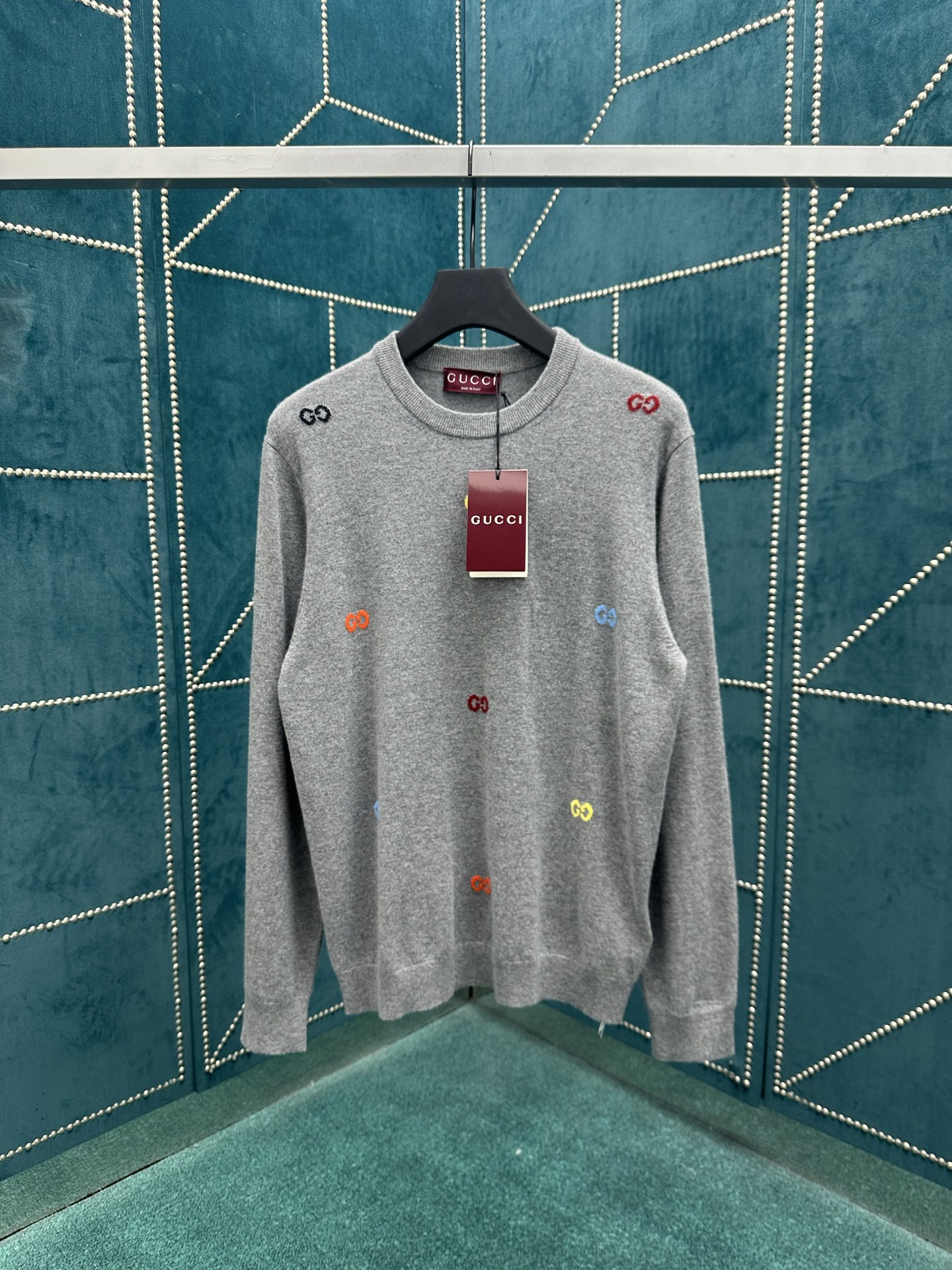 NO:517190,G Home 25ss new knitted pullover is made of grey fine cashmere, ingeniously embellished with multi-color GG inlay, giving full play to the unique style. Grey fine cashmere S.M.L.XL., gucci, alexander wang19860909G家 25ss新款针织套衫以灰色精细山羊绒打造,匠心缀饰多色GG嵌花,尽释别样风采. 灰色精细山羊绒 码数S.M.L.XL.,,gucci,alexander wang,Men's clothing