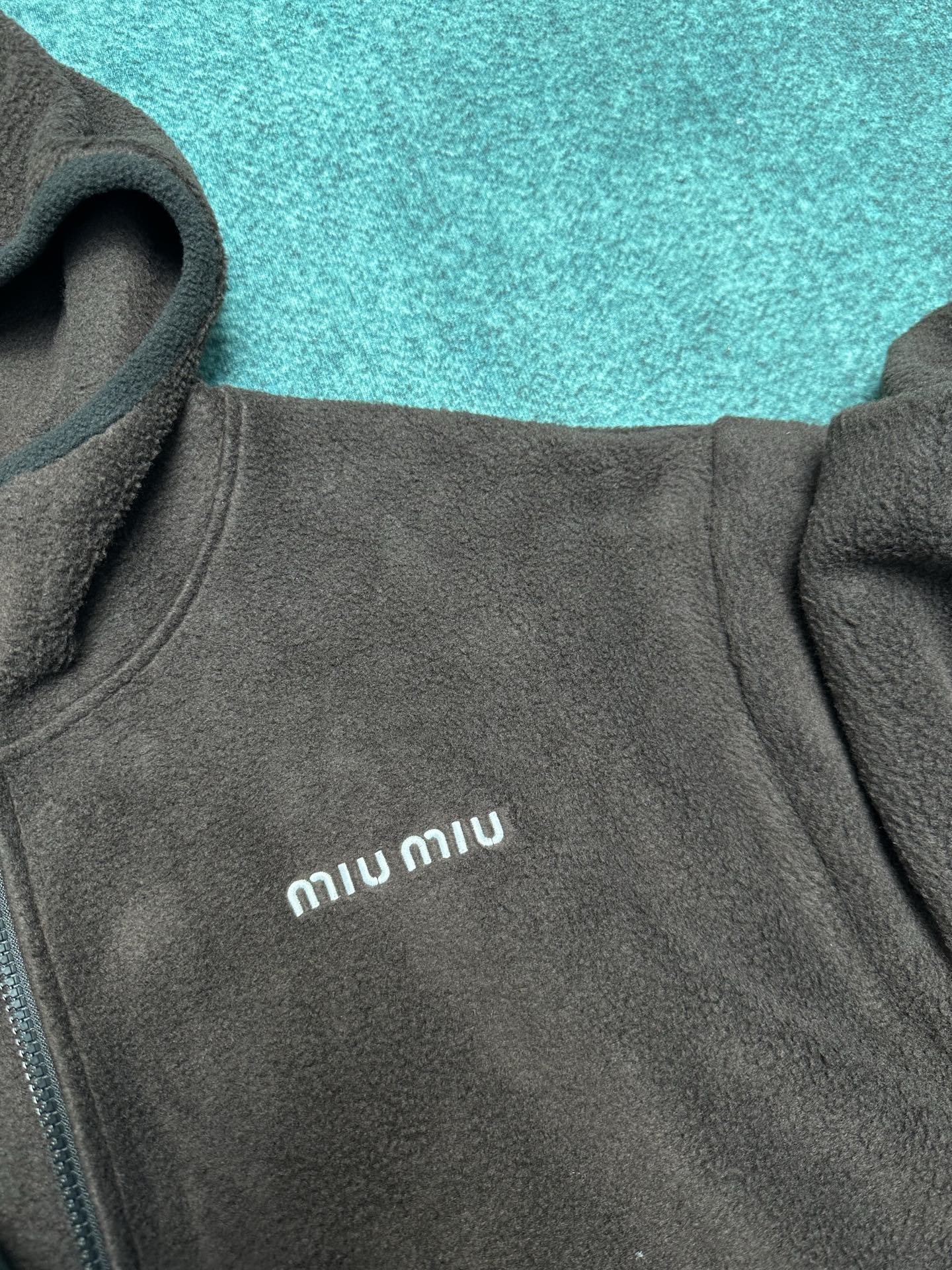 MIUMIU 25ss新款抓绒连帽拉链松紧下摆长袖卫衣 女款 高版本码数：S.M.L.XL.