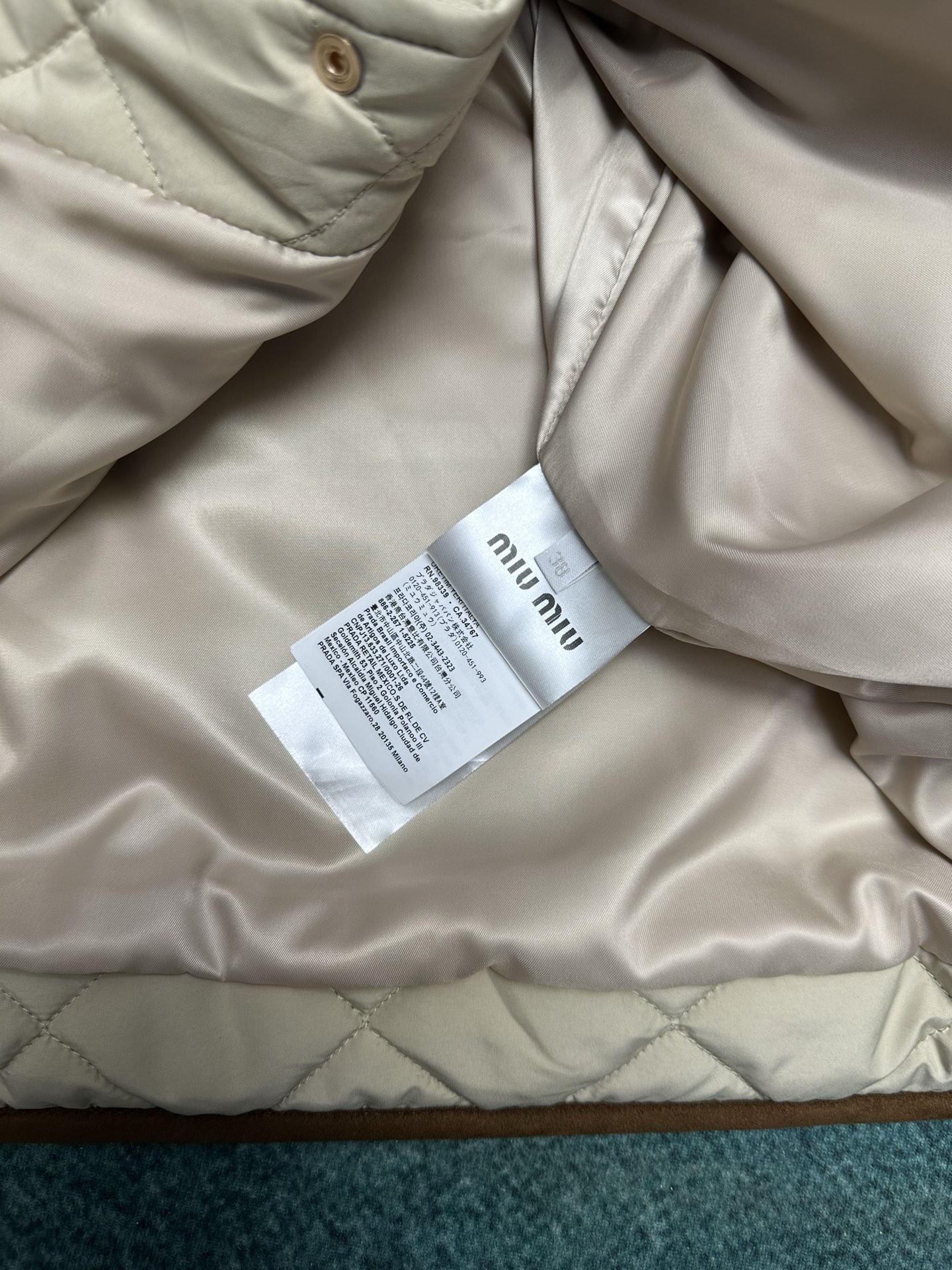 MIUMIU 25ss新款夹克重新诠释经典绗缝羽绒服，以轻盈的重量和柔软的宽松版型脱颖而出，与低调的绒面