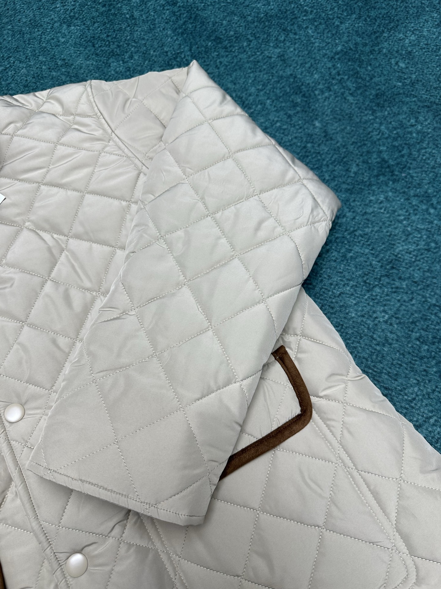 MIUMIU 25ss新款夹克重新诠释经典绗缝羽绒服，以轻盈的重量和柔软的宽松版型脱颖而出，与低调的绒面