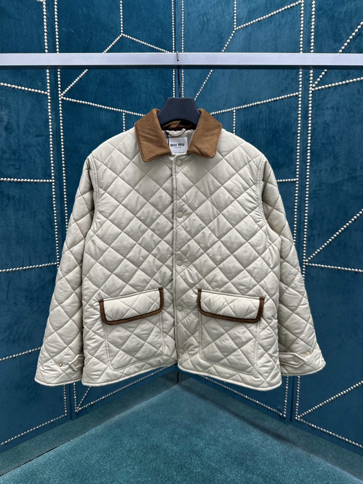 MIUMIU 25ss新款夹克重新诠释经典绗缝羽绒服，以轻盈的重量和柔软的宽松版型脱颖而出，与低调的绒面