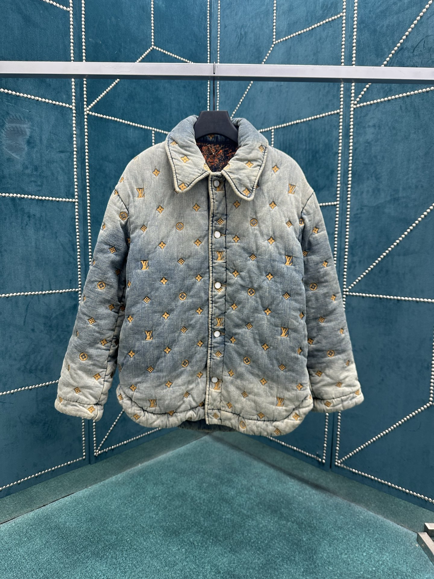 驴家 25ss新款衬垫牛仔夹克式衬衫出自 2024 春夏秀场，饰有全幅 Monogram 绗缝效果刺绣。