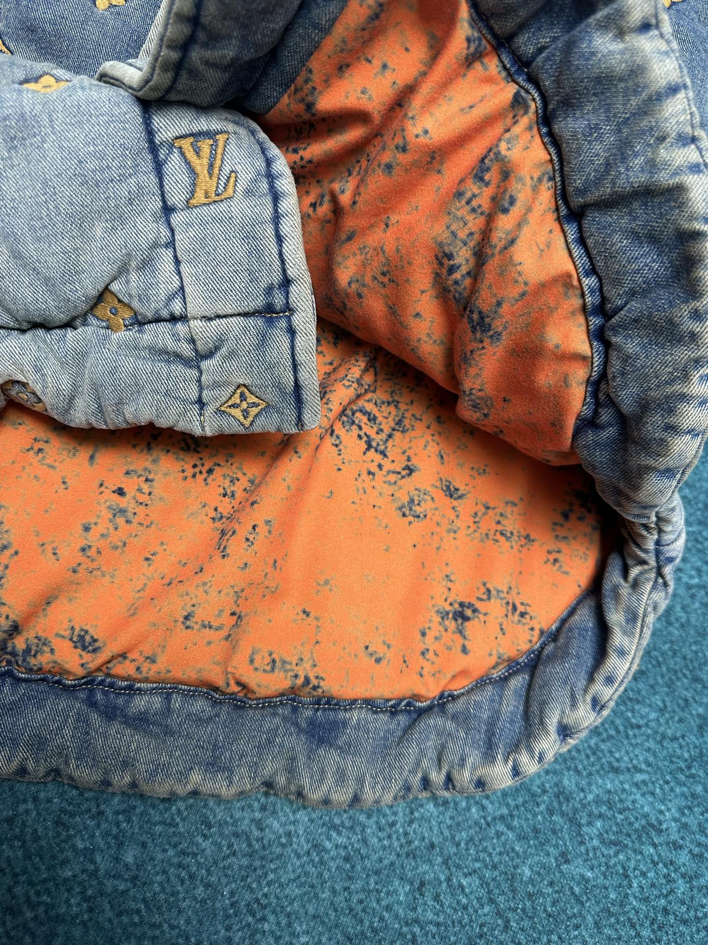 驴家 25ss新款衬垫牛仔夹克式衬衫出自 2024 春夏秀场，饰有全幅 Monogram 绗缝效果刺绣。