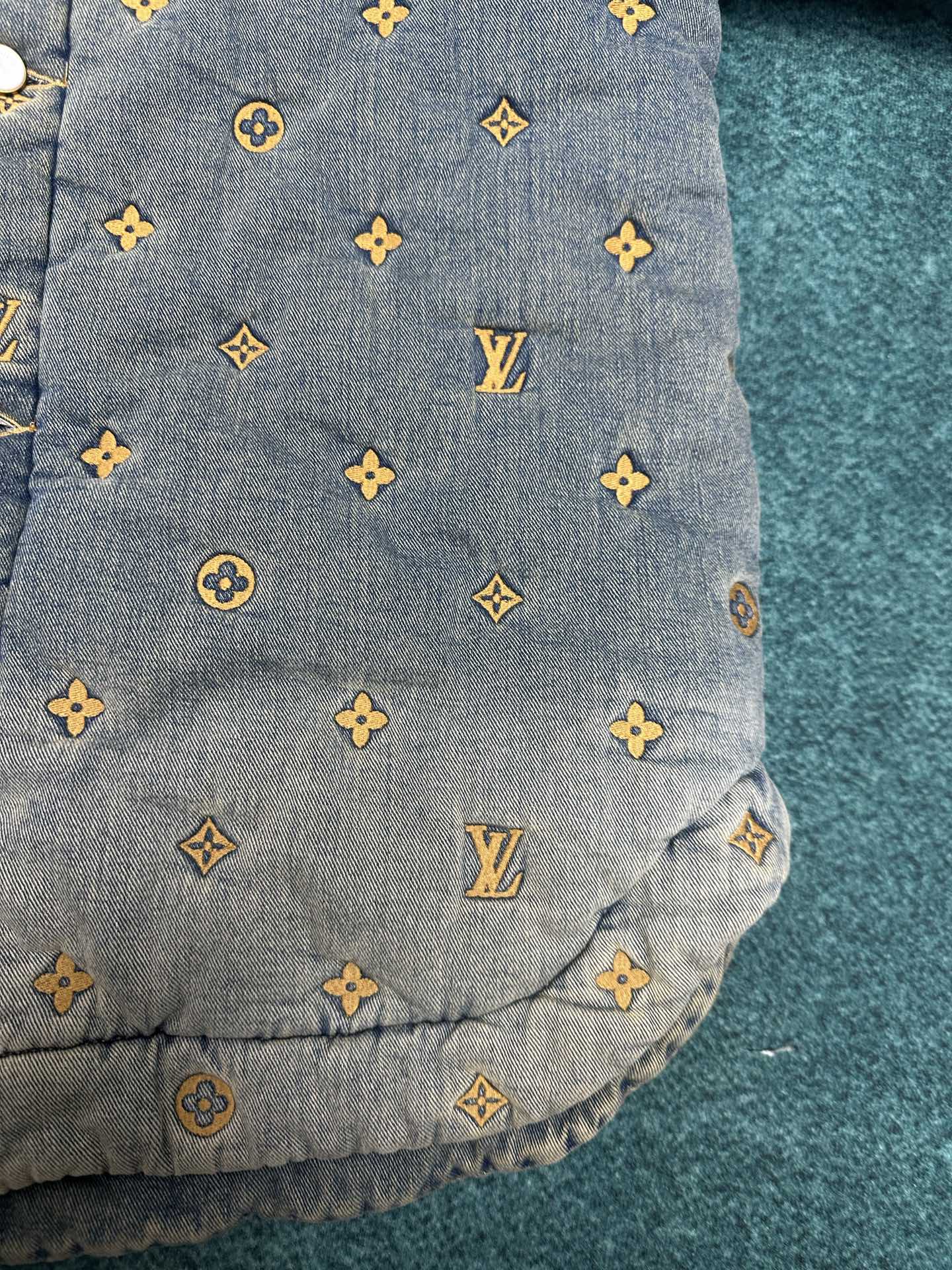 驴家 25ss新款衬垫牛仔夹克式衬衫出自 2024 春夏秀场，饰有全幅 Monogram 绗缝效果刺绣。