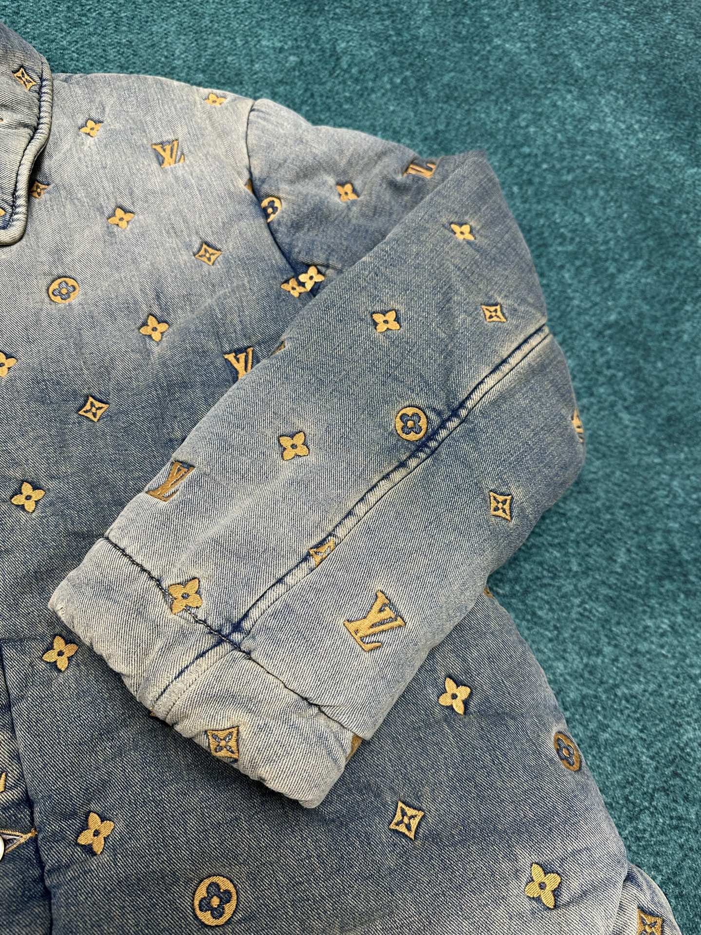 驴家 25ss新款衬垫牛仔夹克式衬衫出自 2024 春夏秀场，饰有全幅 Monogram 绗缝效果刺绣。