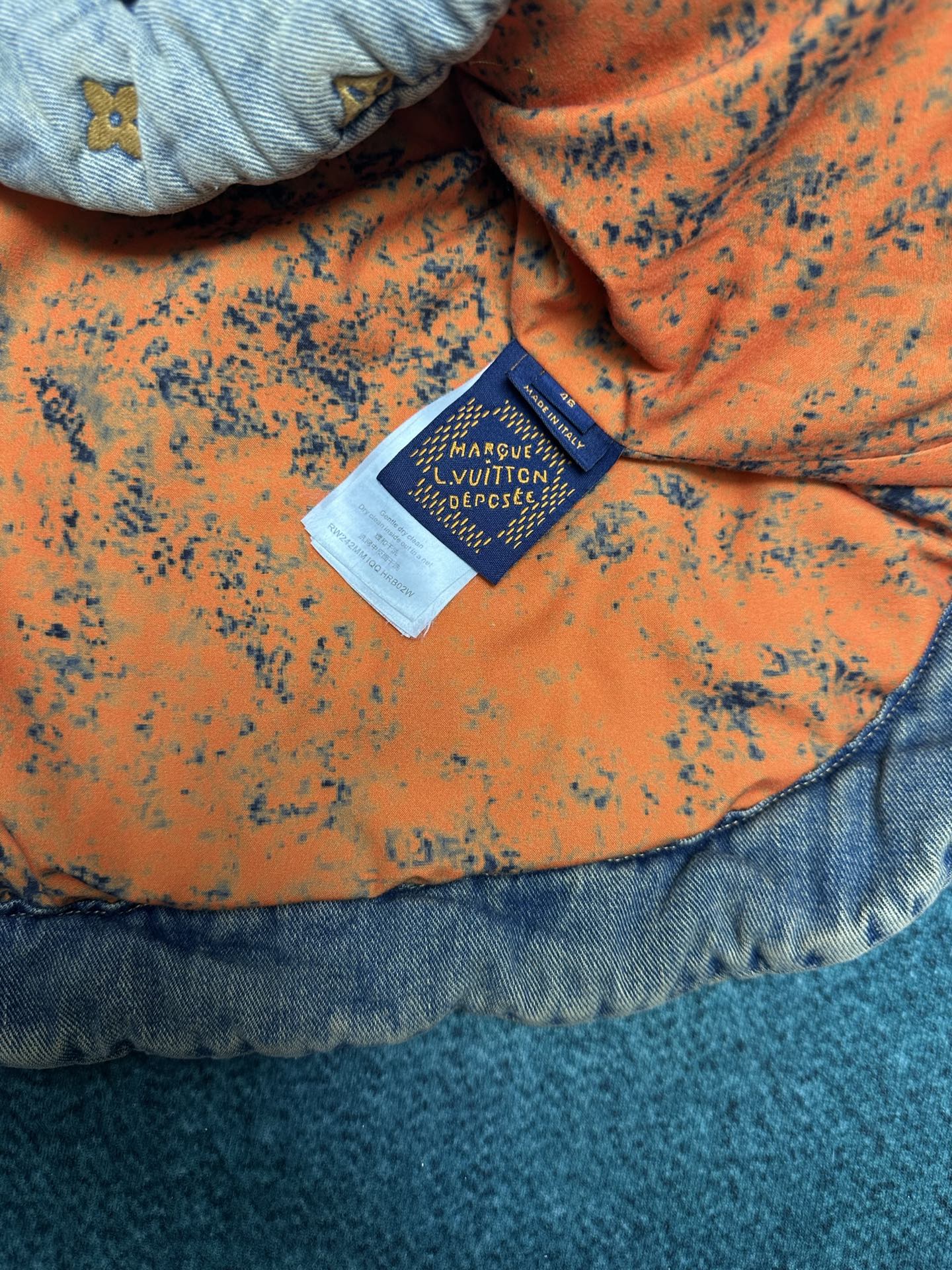 驴家 25ss新款衬垫牛仔夹克式衬衫出自 2024 春夏秀场，饰有全幅 Monogram 绗缝效果刺绣。