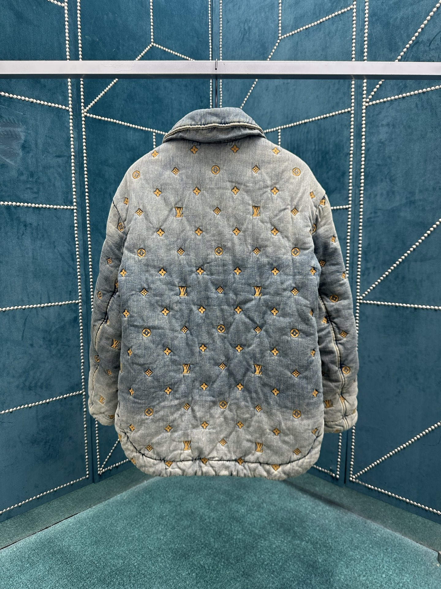 驴家 25ss新款衬垫牛仔夹克式衬衫出自 2024 春夏秀场，饰有全幅 Monogram 绗缝效果刺绣。