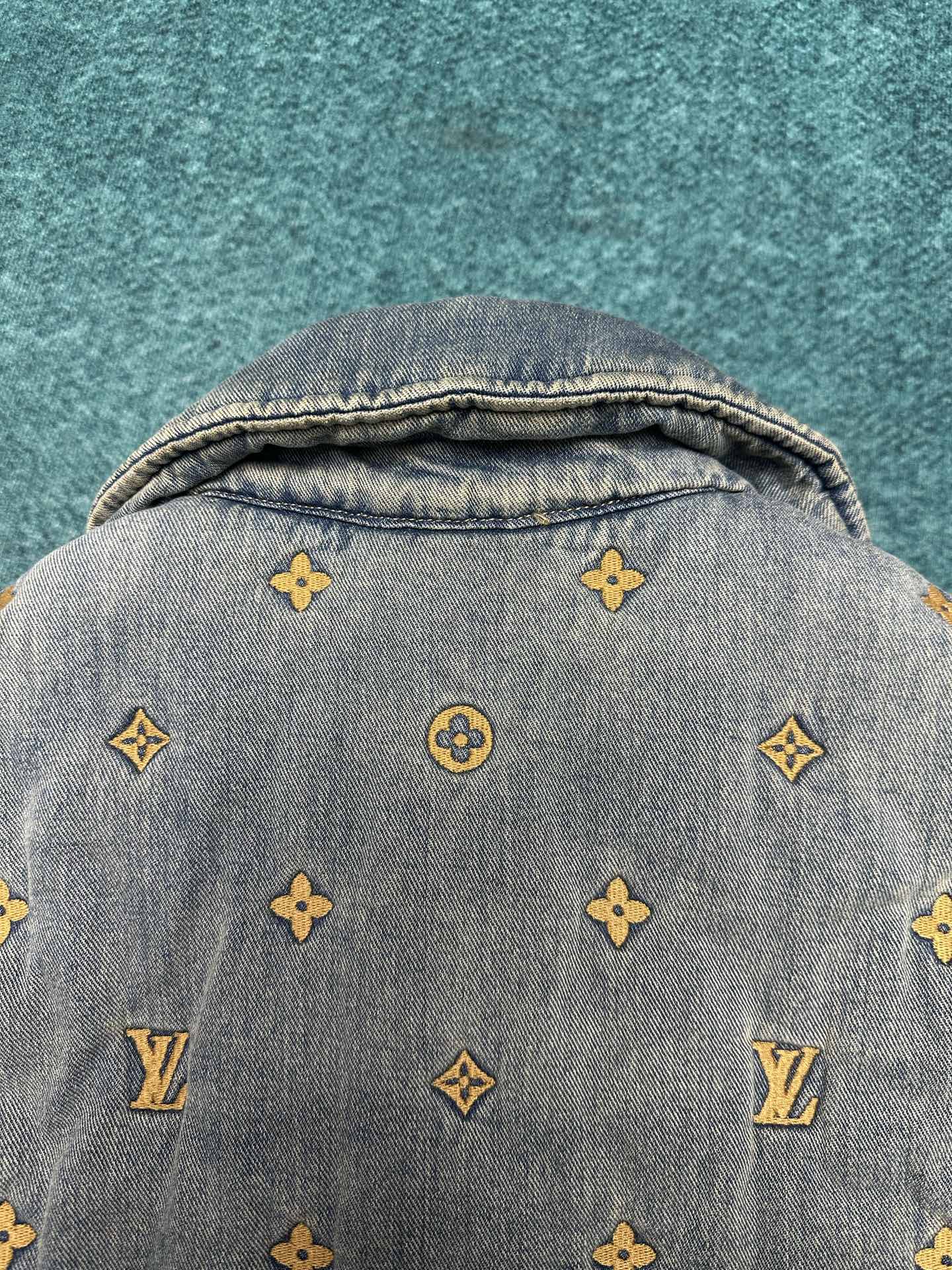 驴家 25ss新款衬垫牛仔夹克式衬衫出自 2024 春夏秀场，饰有全幅 Monogram 绗缝效果刺绣。