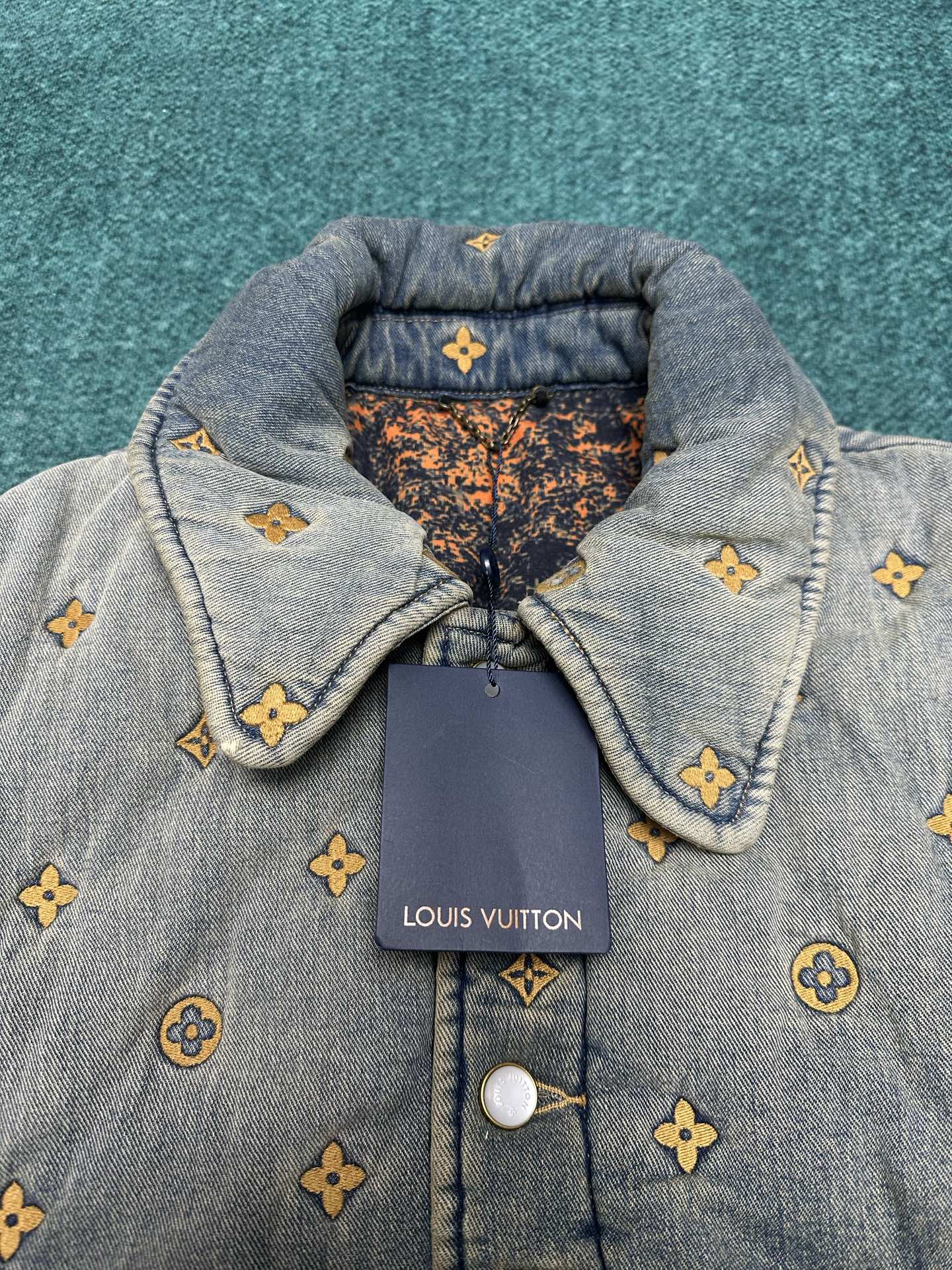 驴家 25ss新款衬垫牛仔夹克式衬衫出自 2024 春夏秀场，饰有全幅 Monogram 绗缝效果刺绣。