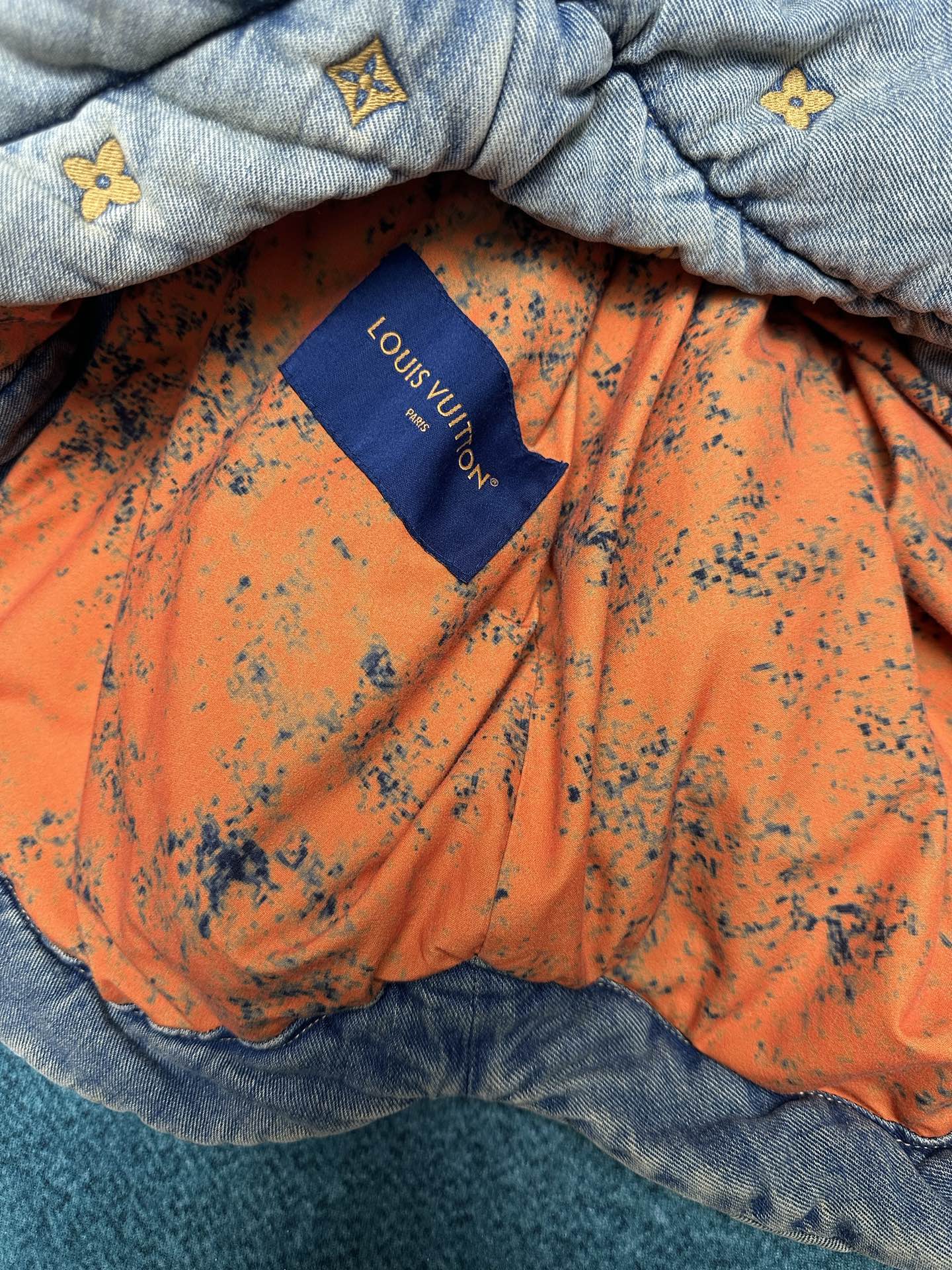 驴家 25ss新款衬垫牛仔夹克式衬衫出自 2024 春夏秀场，饰有全幅 Monogram 绗缝效果刺绣。