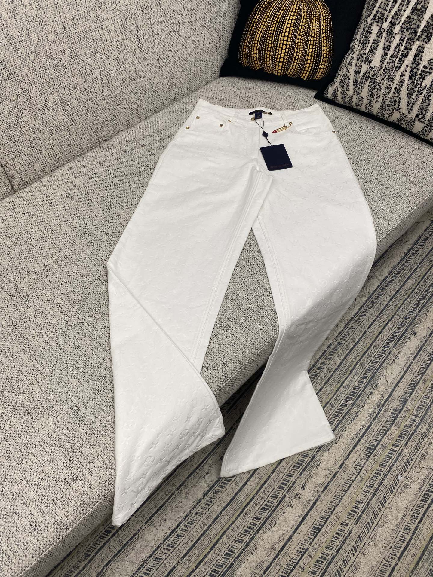 NO:520574,Donkey 25ss new denim trousers are integrated into cotton gadarines with Monogram jacquard, which interprets the new season's modern style with loose straight cut. The unique zipper head is infused with full of fun, and the pockets are added with the finishing touch. 36.38.40.,,louis vuitton,louis vuitton,alexander wang19860909驴家25ss新款牛仔长裤为棉质华达呢融入 Monogram 提花,以宽松直身剪裁演绎新季摩登风尚.别致拉链头注入盎然意趣,口袋再添点睛之笔. 码数36.38.40.,,louis vuitton,louis vuitton,alexander wang,Men's clothing