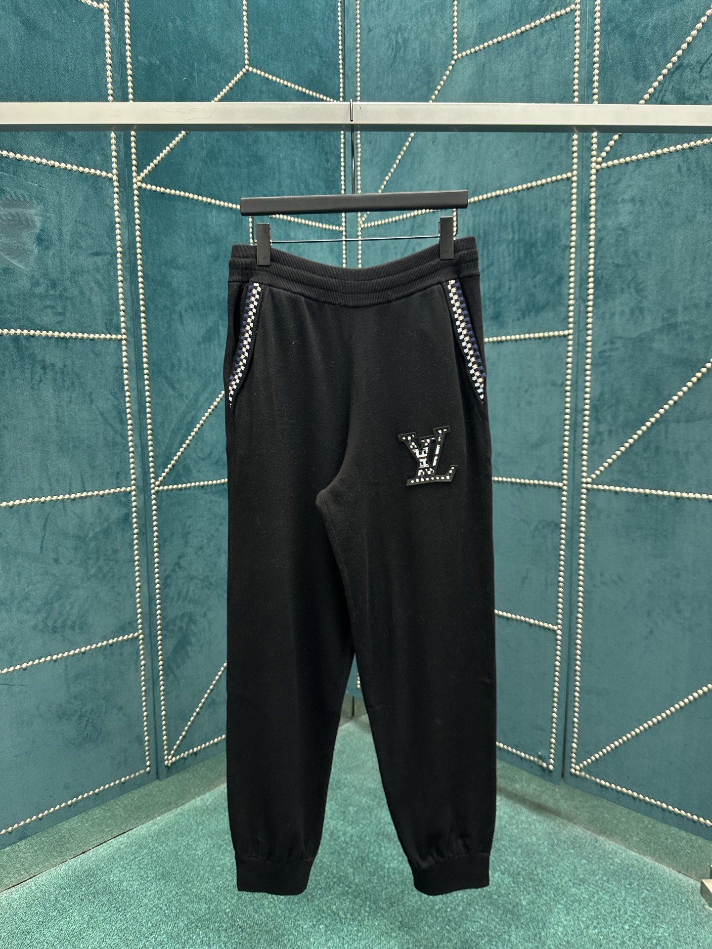 NO:520558,The new cotton knitted sweatpants of the Donkey House 25ss are dipped in deep tones, and the colorful crochet-style ribbed details are incorporated on both sides and the back pocket, echoing the checkerboard pattern of the LV embroidered logo on the left. It can be used to create a leisurely and elegant shape with the same waist jacket to light up the comfortable time of the cruise. S.M.L.XL.,,louis vuitton,louis vuitton,louis vuitton,jackets & coats,alexander wang19860909驴家 25ss新款棉质针织运动裤浸染深邃色调,于两侧和后袋融入缤纷钩针风格罗纹细节,与左侧 LV 刺绣标识的棋盘格纹图案互为呼应.可与同款束腰夹克共筑闲雅造型,点亮惬意的航游时光. 码数S.M.L.XL.,,louis vuitton,louis vuitton,louis vuitton,jackets & coats,alexander wang,Men's clothing