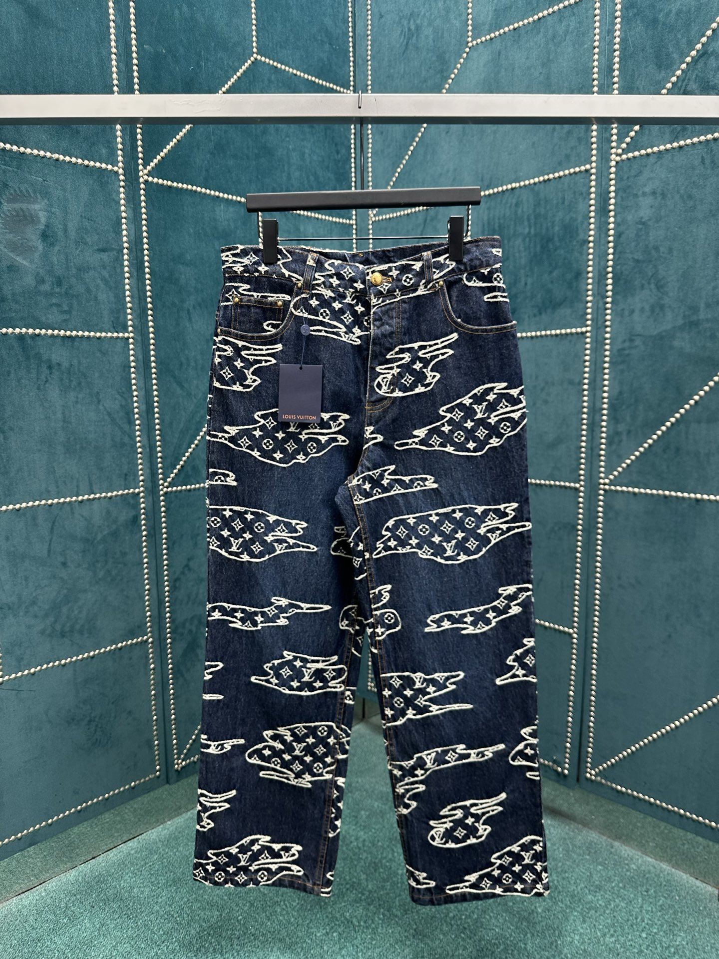 NO:520560,Donkey 25ss new wash skateboard jeans are from the 2025 autumn and winter series created by Pharrell Williams and Nigo. They use Monogram Clouds jacquard to express the inspiration of Japanese patchwork craftsmanship. The nubonic Mini Damier label lights up the waist, pearlescent buttons and rivets add a Dandy style. They can create a delicate look with the same jacket. S.M.L.XL.,,louis vuitton,louis vuitton,jeans,jackets & coats,alexander wang19860909驴家 25ss新款水洗滑板牛仔裤出自 Pharrell Williams 与 Nigo 联袂打造的 2025 秋冬系列,以 Monogram Clouds 提花道出日本拼布工艺的灵感启发.正绒面革 Mini Damier 标签点亮后腰,珠光纽扣和铆钉再添丹迪格调.可与同款夹克共筑考究造型. 码数S.M.L.XL.,,louis vuitton,louis vuitton,jeans,jackets & coats,alexander wang,Men's clothing