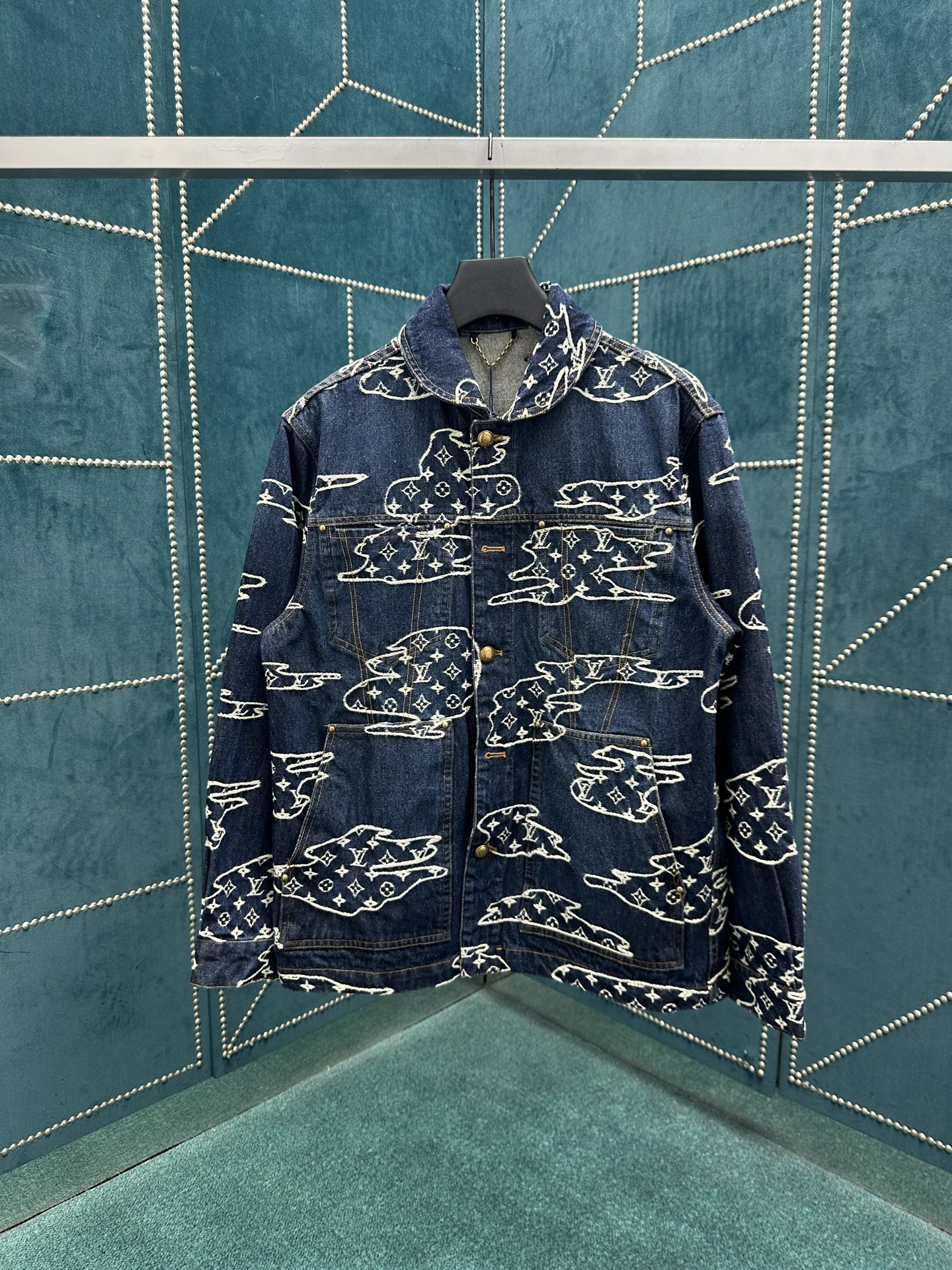 NO:520562,Donkey 25ss new workwear jacket is light-washed tannin cloth and is decorated with elegant curved collars, using the patchwork effect Monogram Clouds jacquard to traditional Japanese patchwork craftsmanship, showing the creative ingenuity injected by Pharrell Williams and Nigo into the 2025 autumn and winter series. It can be designed with the same trousers. S.M.L.XL.,,louis vuitton,louis vuitton,jackets & coats,alexander wang19860909驴家25ss新款工装束腰夹克为轻盈水洗丹宁布融入优雅弧形衣领,以拼缝效果 Monogram Clouds 提花致意日本传统拼布工艺,展现 Pharrell Williams 和 Nigo 为 2025 秋冬系列注入的创意巧思.可与同款长裤共筑秀场造型. 码数S.M.L.XL.,,louis vuitton,louis vuitton,jackets & coats,alexander wang,Men's clothing