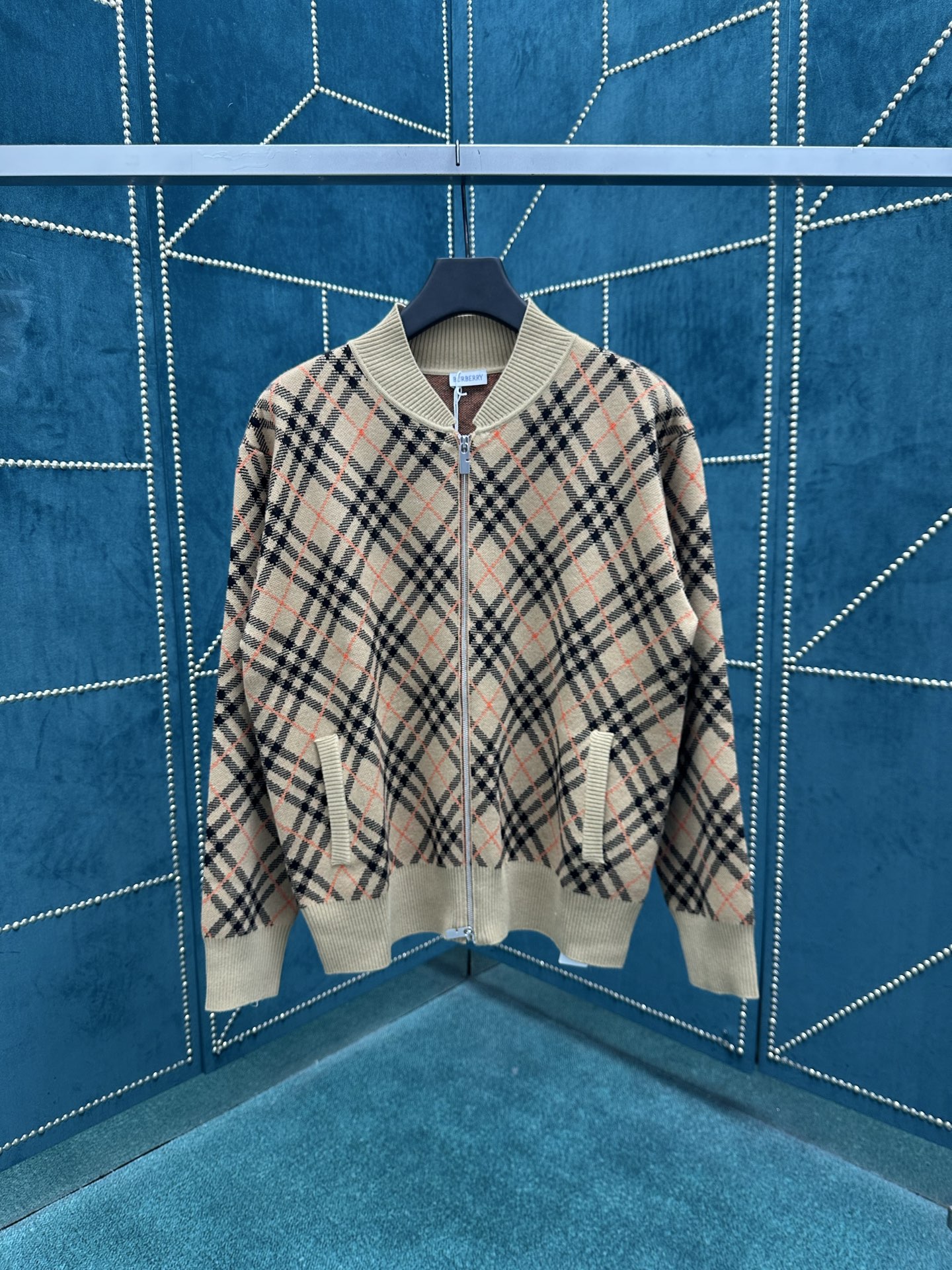 NO:517173,Burberry 25ss new light jacket, made of wool mohair blend fabric, decoratively knitted Burberry check. It presents a casual style and matches B-shaped zipper heads to create exquisite details. From Burberry classic series, interprets the essential styles of the wardrobe in a distinct brand style. S.M.L., burberry, burberry, jackets & coats, alexander wang19860909巴宝莉 25ss新款轻盈夹克,选用羊毛马海毛混纺面料打造,装饰针织 Burberry 格纹.呈现休闲版型,搭配 B 字型拉链头,缔造精致细节.来自 Burberry 经典之作系列,以鲜明品牌风格诠释衣橱必备款式. 码数S.M.L.,,burberry,burberry,jackets & coats,alexander wang,Men's clothing