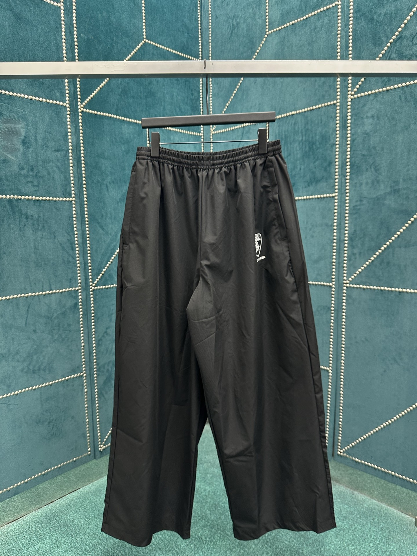 NO:517148,Paris 25ss new Balenciaga x Automobili Lamborghini co-branded model Lamborghini mid-waist elastic belt casual pants Loose style Men's black Size 42.44.46.,,balenciaga,tom ford,alexander wang19860909巴黎 25ss新款巴黎世家x Automobili Lamborghini 联名款 兰博基尼汽车中腰松紧腰带休闲裤 宽松版型 男款 黑色 码数42.44.46.,,balenciaga,tom ford,alexander wang,Men's clothing