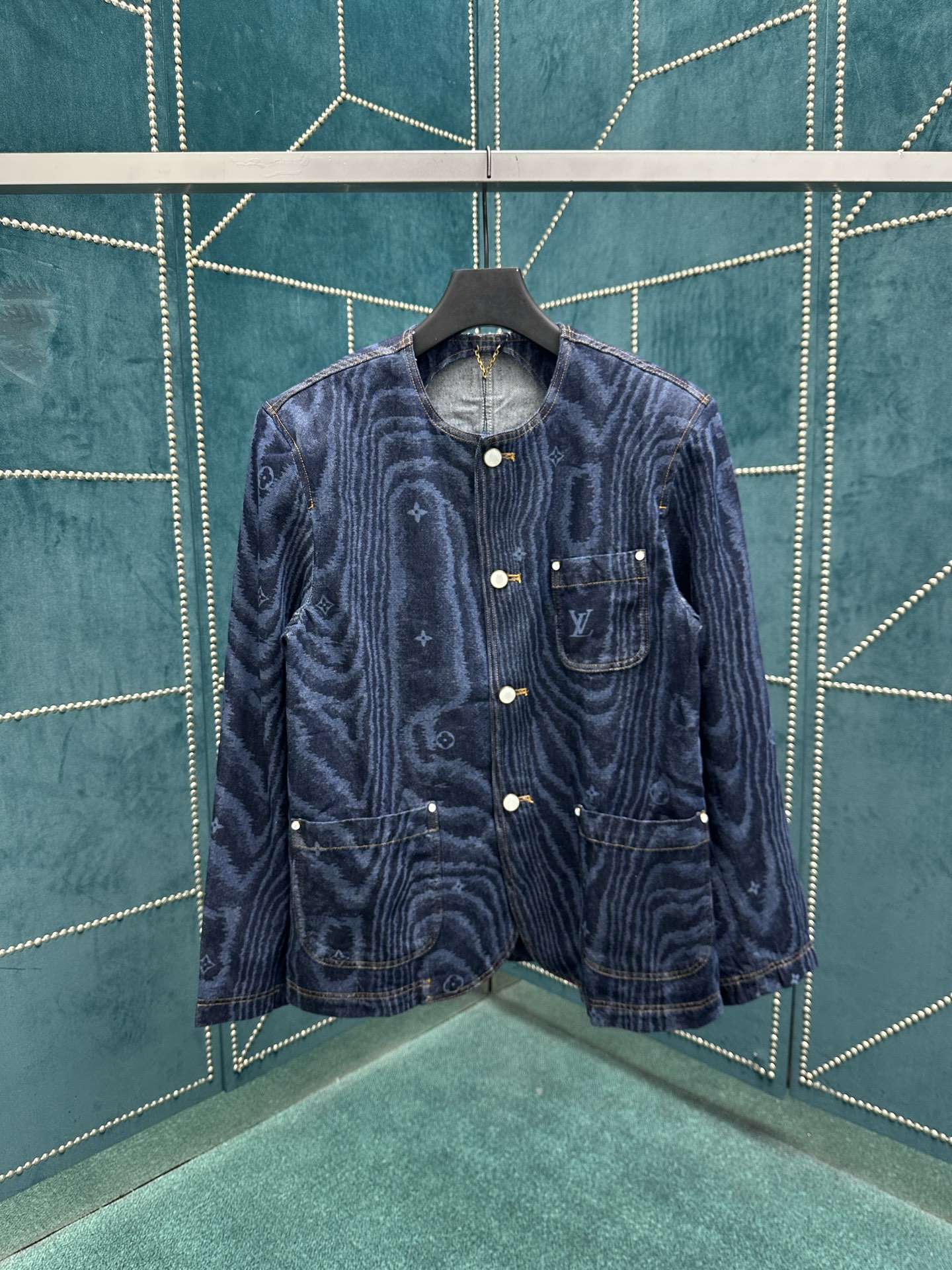 NO:517163,Donkey 25ss new single-breasted denim jacket combines neat shoulders to interpret the tailor style from a modern perspective. LV Moiré pattern creates a moist texture like mulberry silk, pearlescent buttons on the front and cuffs illuminate the Dandy style, and the nubby leather labels are placed behind it. They can create a delicate look with the same trousers. The size is 46.48.50.52.,,louis vuitton,louis vuitton,louis vuitton,jackets & coats,alexander wang19860909驴家 25ss新款单排扣牛仔夹克结合利落肩部,以摩登视角解读精裁风尚.LV Moiré 图案营造桑蚕丝般的莹润质感,前襟和袖口的珠光纽扣点亮丹迪风尚,正绒面革标签栖身背后.可与同款长裤共筑考究造型. 码数46.48.50.52.,,louis vuitton,louis vuitton,louis vuitton,jackets & coats,alexander wang,Men's clothing