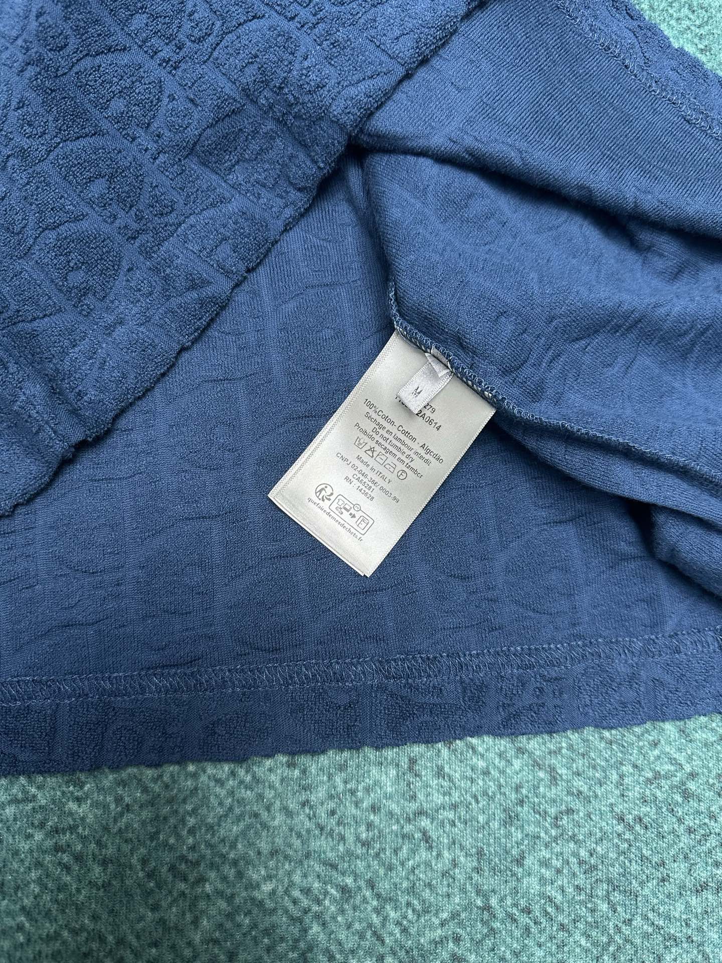 迪奥 25ss新款蓝色棉质毛圈面料 T 恤饰以同色调提花图案，致敬经典的 Oblique 印花。罗纹圆领