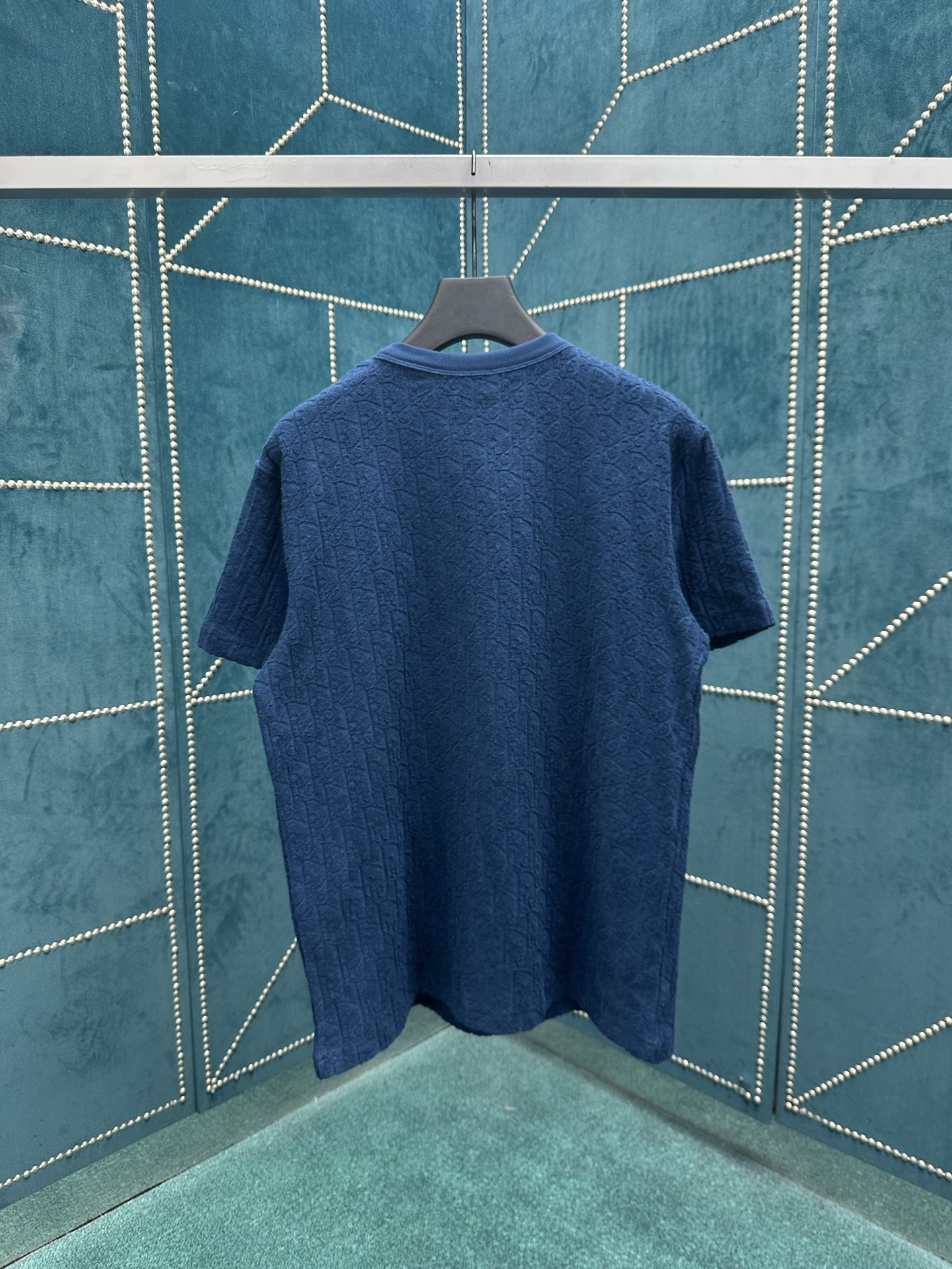 迪奥 25ss新款蓝色棉质毛圈面料 T 恤饰以同色调提花图案，致敬经典的 Oblique 印花。罗纹圆领