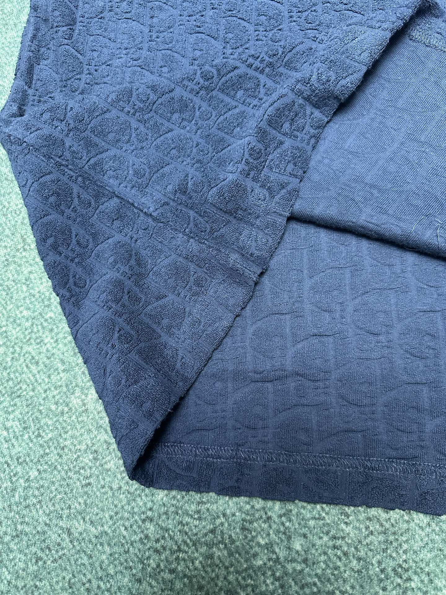 迪奥 25ss新款蓝色棉质毛圈面料 T 恤饰以同色调提花图案，致敬经典的 Oblique 印花。罗纹圆领