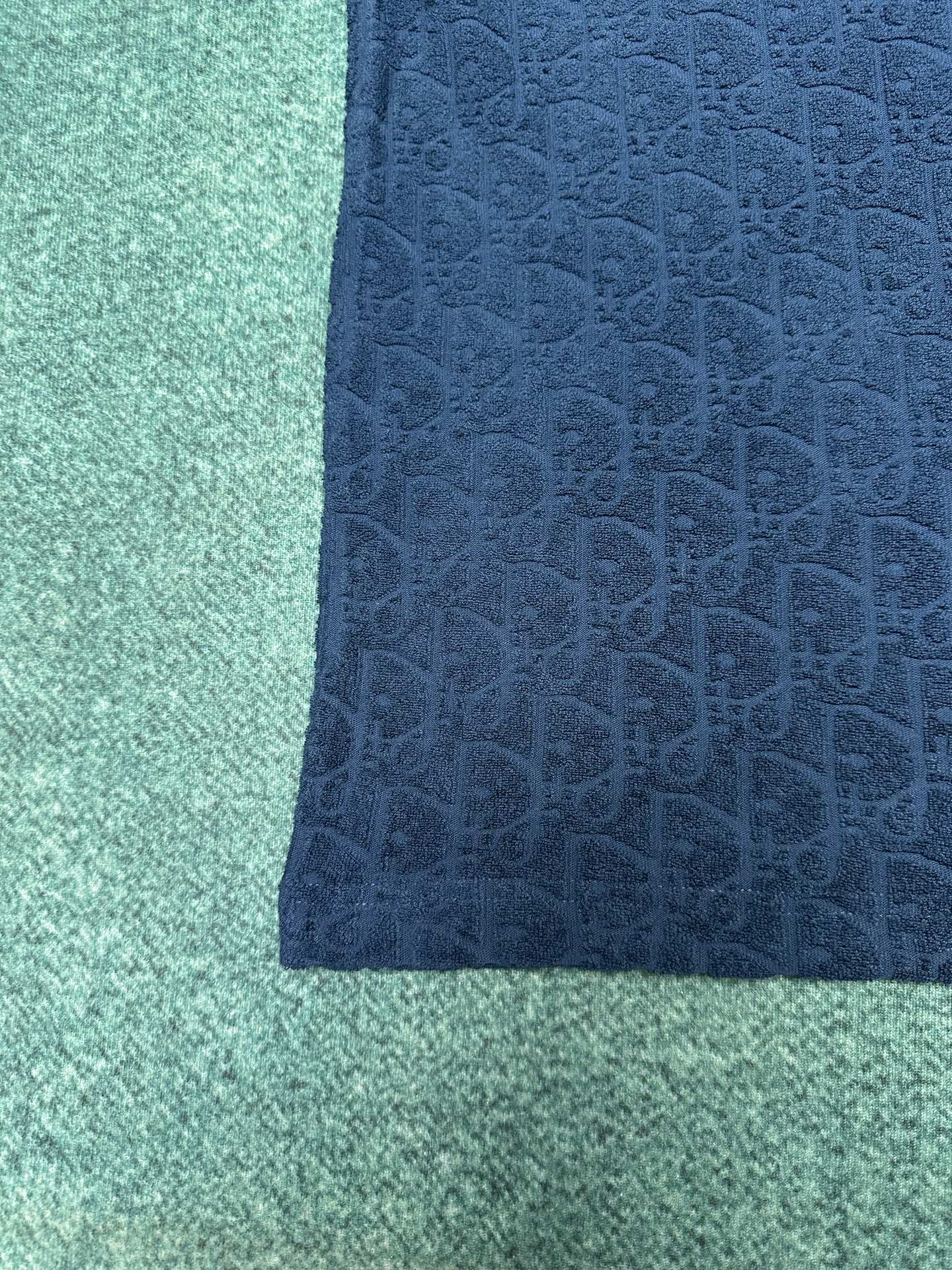 迪奥 25ss新款蓝色棉质毛圈面料 T 恤饰以同色调提花图案，致敬经典的 Oblique 印花。罗纹圆领