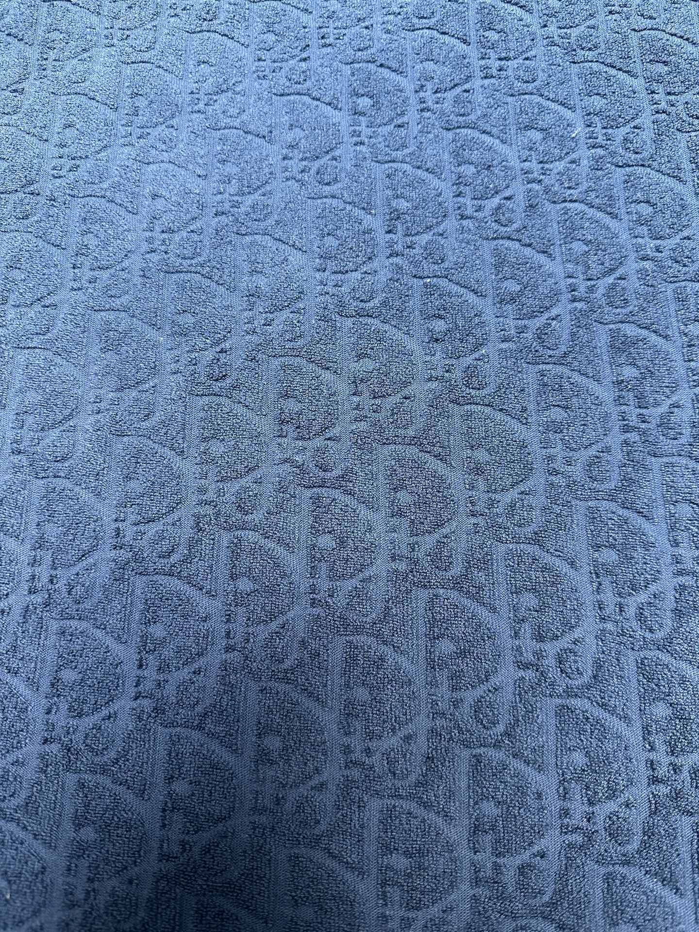 迪奥 25ss新款蓝色棉质毛圈面料 T 恤饰以同色调提花图案，致敬经典的 Oblique 印花。罗纹圆领